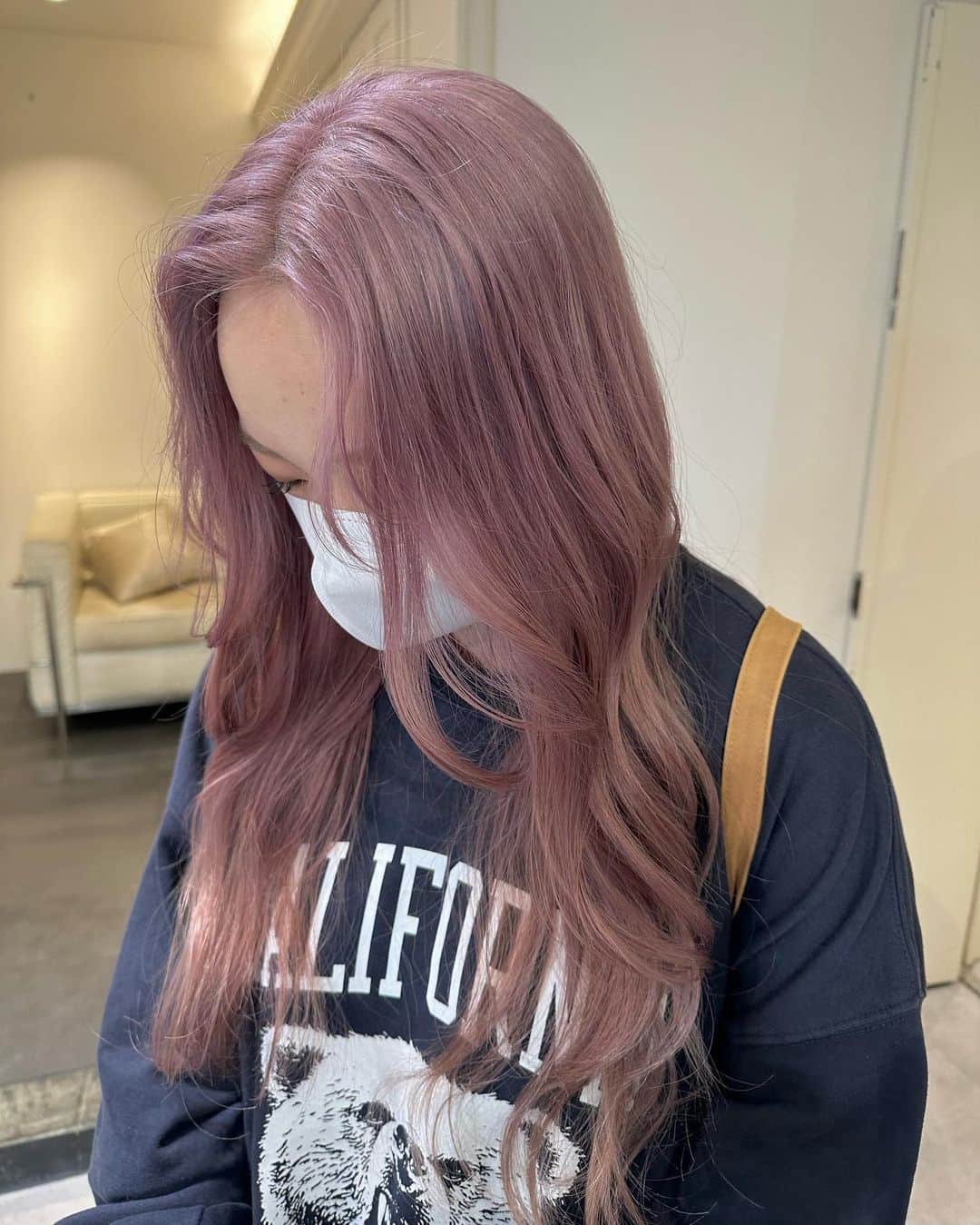 Beleza_official_instagramのインスタグラム：「この秋密かに人気の ピンクベージュ♡♡ breach2〜 ・ 色落ちまで綺麗なカラー やわらかいカラー 一人ひとりに似合うカラー お任せください✊🌼🌟 ブリーチは誰に任せるかでダメージが 変わってきます！ ご予約はDMorホットペッパーから お願いします😉💕 Rei指名していただければ 絶対に可愛くします✊ belezaに来たことある方でもRei指名可能です😇 "また会いたい"と思わせます❗️ ・ わからないことがあればDMまでお願いします🤲  黒染め、縮毛履歴はハイブリーチメニューで ご予約ください🤲 記載のお時間より、ブリーチの抜け具合で お時間かかる場合がございます。 当日は長めに見ていただければ助かります。 お任せください♡♡」