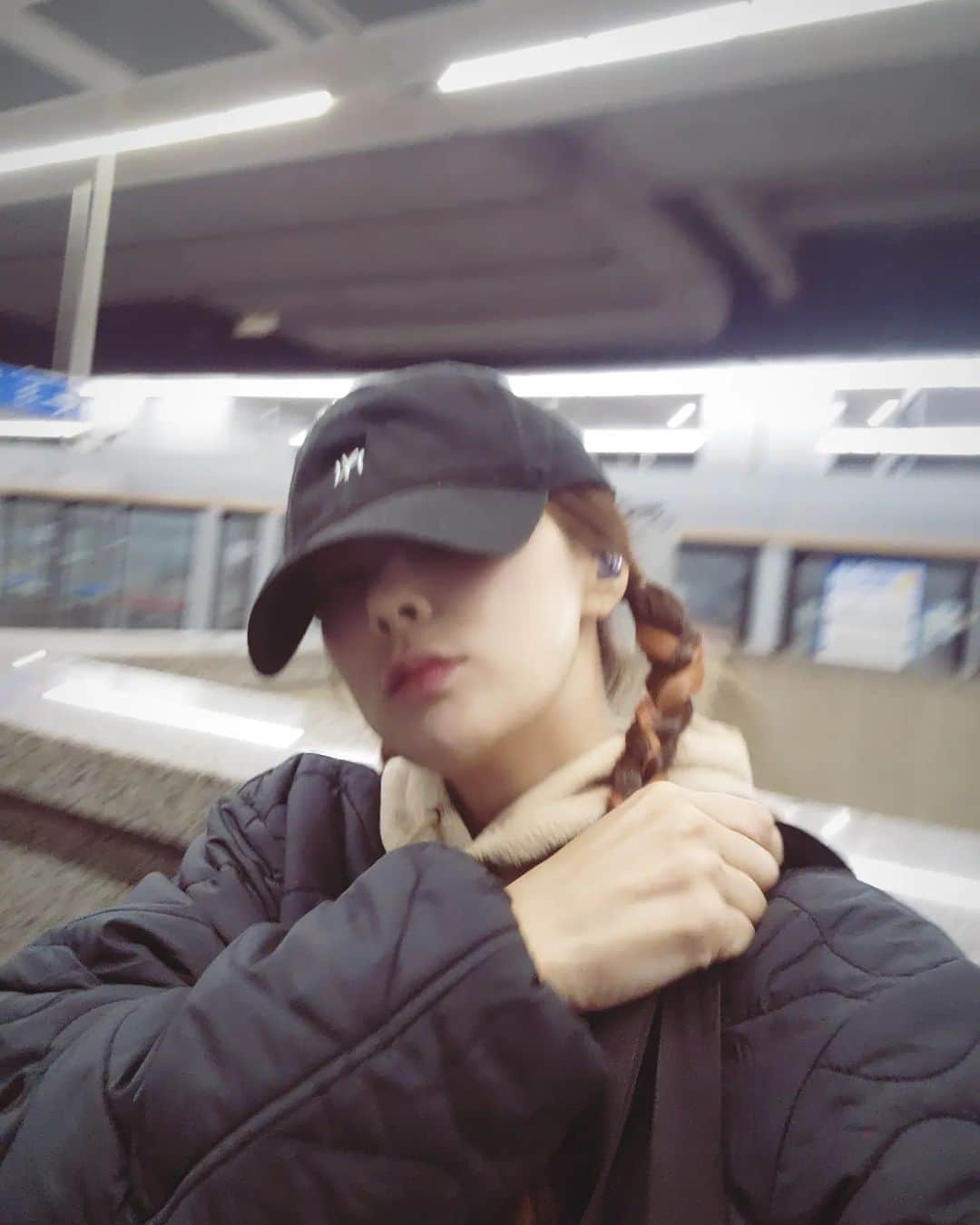 チェヨンのインスタグラム：「가방이 무겁.. 😓 💧 💦」