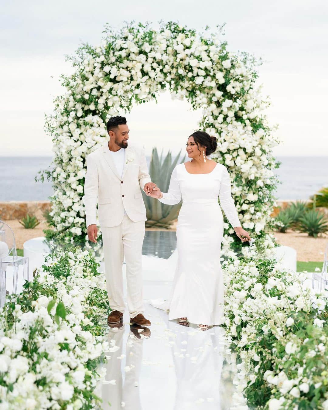 トニー・フィナウのインスタグラム：「Dad & Mom did a thing this past wk 💍  12 yrs later we renewed our vows. It was pure bliss celebrating our love with close family & friends, especially our children! 🤍  📸 : @mc_weddings  wedding planners : @karlacasillasandco venue : @montageloscabos  reception : @lasventanasalparaiso  hair : @blancbridalsaloncabo  makeup : @makeup_by_kaki」