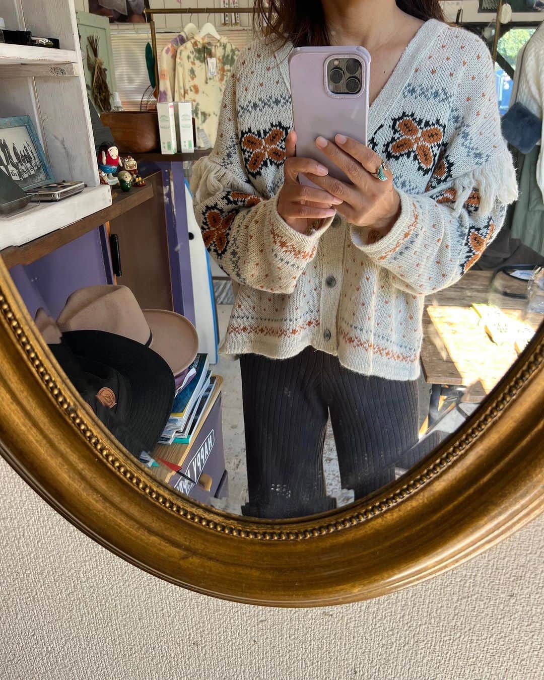 Akane Ogawaさんのインスタグラム写真 - (Akane OgawaInstagram)「おはようございます🏵️  @leona_surf  ジャガードニット🧶  オリジナルの柄と 両袖に付いているミニフリンジ🤎  ミニフリンジは邪魔にならない程度のフリンジで可愛いです♡  前後、逆に着てカーディガンとしても 背中にボタンが来るようにして着ても🙆‍♀️  ニットフレアパンツも入荷してます♡  kleeさんのポシェットは後日ご紹介させてください♡  #pinkmafia #pinkmafiasmd #izu #shimoda #leona_surf #ジャガードニット」11月8日 11時15分 - pinkmafia_akane