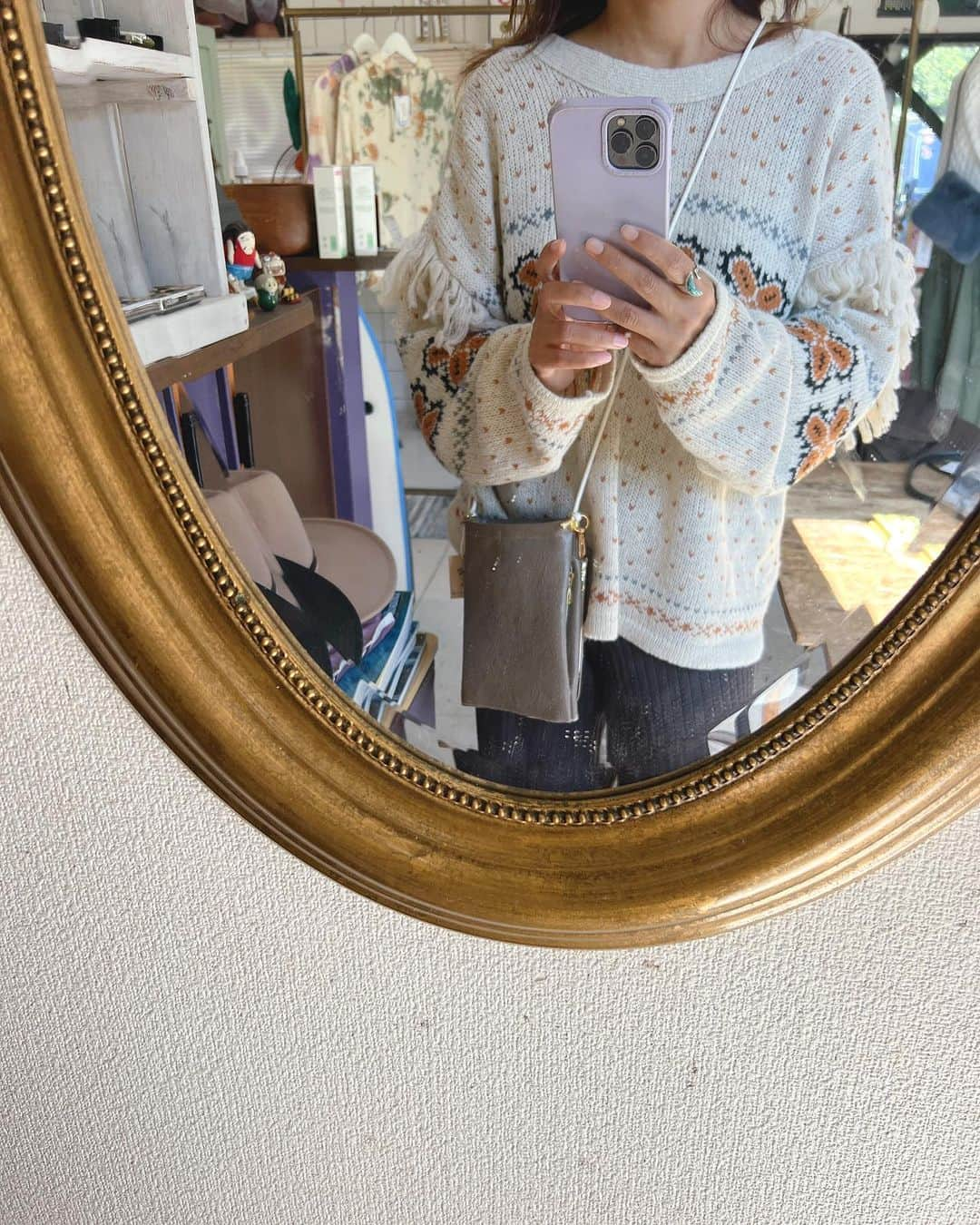 Akane Ogawaさんのインスタグラム写真 - (Akane OgawaInstagram)「おはようございます🏵️  @leona_surf  ジャガードニット🧶  オリジナルの柄と 両袖に付いているミニフリンジ🤎  ミニフリンジは邪魔にならない程度のフリンジで可愛いです♡  前後、逆に着てカーディガンとしても 背中にボタンが来るようにして着ても🙆‍♀️  ニットフレアパンツも入荷してます♡  kleeさんのポシェットは後日ご紹介させてください♡  #pinkmafia #pinkmafiasmd #izu #shimoda #leona_surf #ジャガードニット」11月8日 11時15分 - pinkmafia_akane