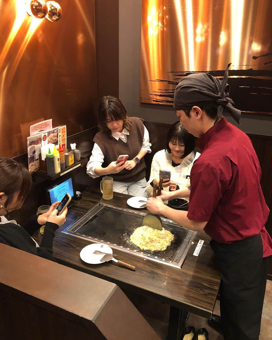 のインスタグラム：「今日はポルタ店でインスタの撮影がありました。 お店をPRして頂きありがとうございます。😊  #お好み焼きはここやねん　 #ここやねん　 #粉もん #鉄板料理 #お好み焼き #焼きそば #もんじゃ焼き #リトパコーポレーション  #京都お好み焼き　 #大阪お好み焼き　 #滋賀お好み焼き #三重お好み焼き #奈良お好み焼き #兵庫お好み焼き #岐阜お好み焼き #和歌山お好み焼き」