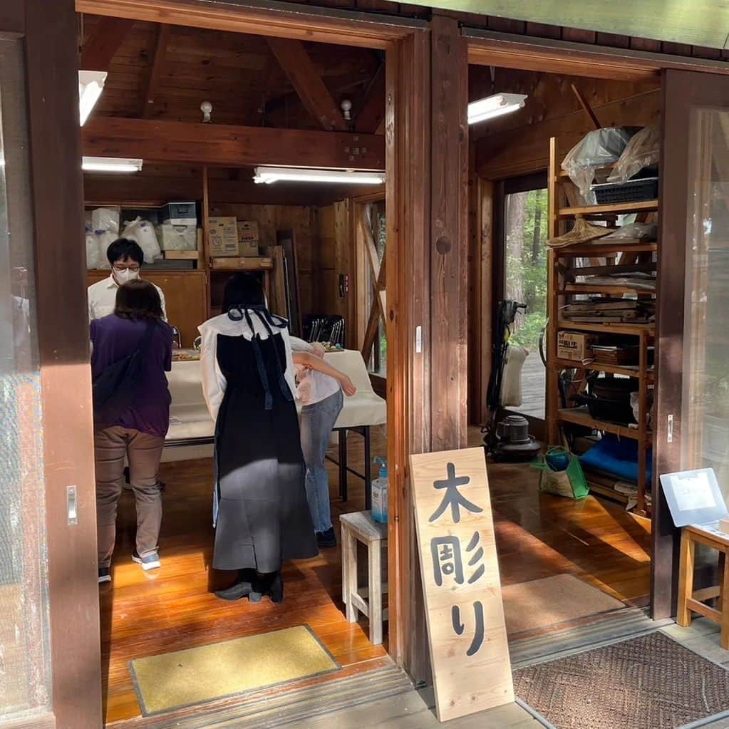 Seiji Kawasakiのインスタグラム：「つくばの木彫り教室の生徒さんの展示の様子です」
