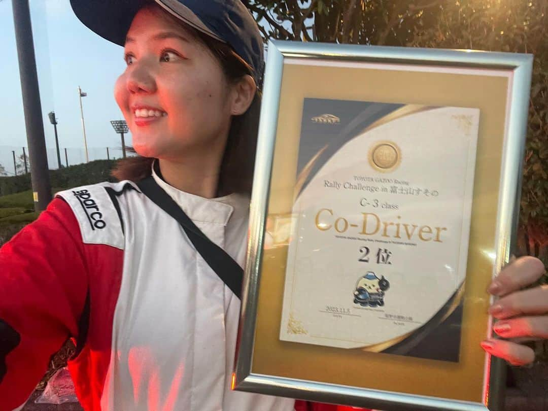 南武果歩のインスタグラム：「ラリーチャレンジin富士すその、c-3クラスにて2位でした〜🥈 今年最後のコドラ活動。今回で7回目でした。 入賞も嬉しいですが焦らず落ち着いて出来たのが何よりでした☺️  北海道戦の後コドラの大変さにロードブックもペースノートも放り投げようと思いました…笑 が、なんとか踏みとどまりました…！笑 話を聞いてくれた皆さんありがとうございました🫶  もうすぐWRC、ドラもそうですがコドラにも注目🎵  ドライバーは車を走らせて🚗 コドライバーはドライバーを走らせる📖  ラリー面白い〜🚗✨  #ラリー #ラリーチャレンジ #tourism#裾野市#砂場#蕎麦#ティラミス」