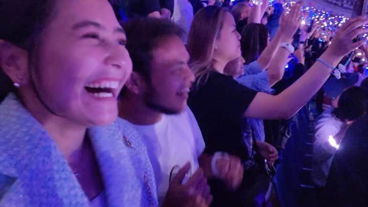 Prilly Latuconsinaのインスタグラム：「Kedua kalinya nonton @coldplay dan ini pertama kalinya aku nonton konser pilih tempat duduk di atas karena katanya harus ngerasain pengalaman ngeliat panggung dan lampu-lampunya full dari atas! Dan bener rasanya bedaaaaa bangettt! Dulu waktu festival seruuu banget tapi kalo ini rasanya sangat magical bisa ngeliat semuanyaaa.   i will never forget this magical night! 🥹💫 So happy!」