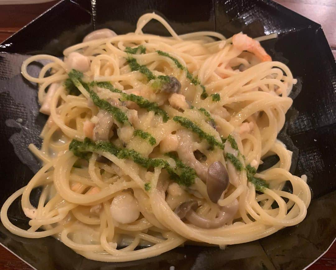 のインスタグラム：「晩飯！！ #ビリーブ見た後 #ザンビーニ #で晩ご飯！ #スペシャルセット！ #魚介のクリームパスタ！ #うまいー！ #ザンビーニはリーズナブルで本格的！ #ビーフシチューのパイとセット！ #生ハムサラダと #ロングピザ！ #ディズニー行って気になったやつは #食べずにいられない！ #リルリンリン #も買ってしまった！ #ディズニーのレストランでレジ並ぶとき #交互のお会計で #何人かで来てるやつ一人ずつお会計してるの見たとき #いっぺんにせえや #って思っちゃうよね！ #僕だけじゃないよね？ #みんなもそうやんな？ #な？」