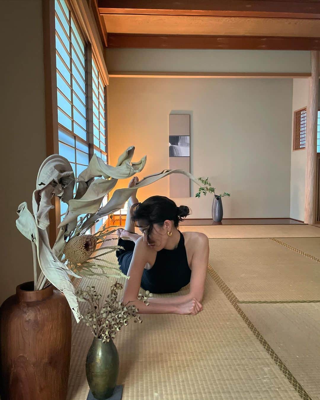 森星さんのインスタグラム写真 - (森星Instagram)「『暮らすように旅をする』古民家再生にあたり、日本各地の風土と建築を学ぶべく、@airbnb とのプロジェクトが始まりました。第一弾は、ドッグフレンドリーな自然豊かな伊豆の建築に宿泊。馬と対話しながら、山を散策して、深呼吸。  Got to explore the tranquil countryside of Japan with @airbnb, thank you for the wonderful stay and looking forward to our upcoming collaboration 🦋」11月8日 11時26分 - hikari