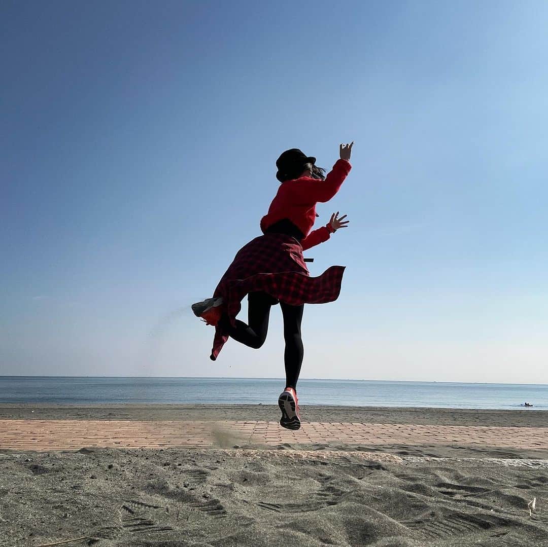 畑亜貴さんのインスタグラム写真 - (畑亜貴Instagram)「徳島の海辺で跳んだ！  #akhtravelogue #akhtvigorous #アキハタ勢いある写真修行」11月8日 11時28分 - akihata.jp