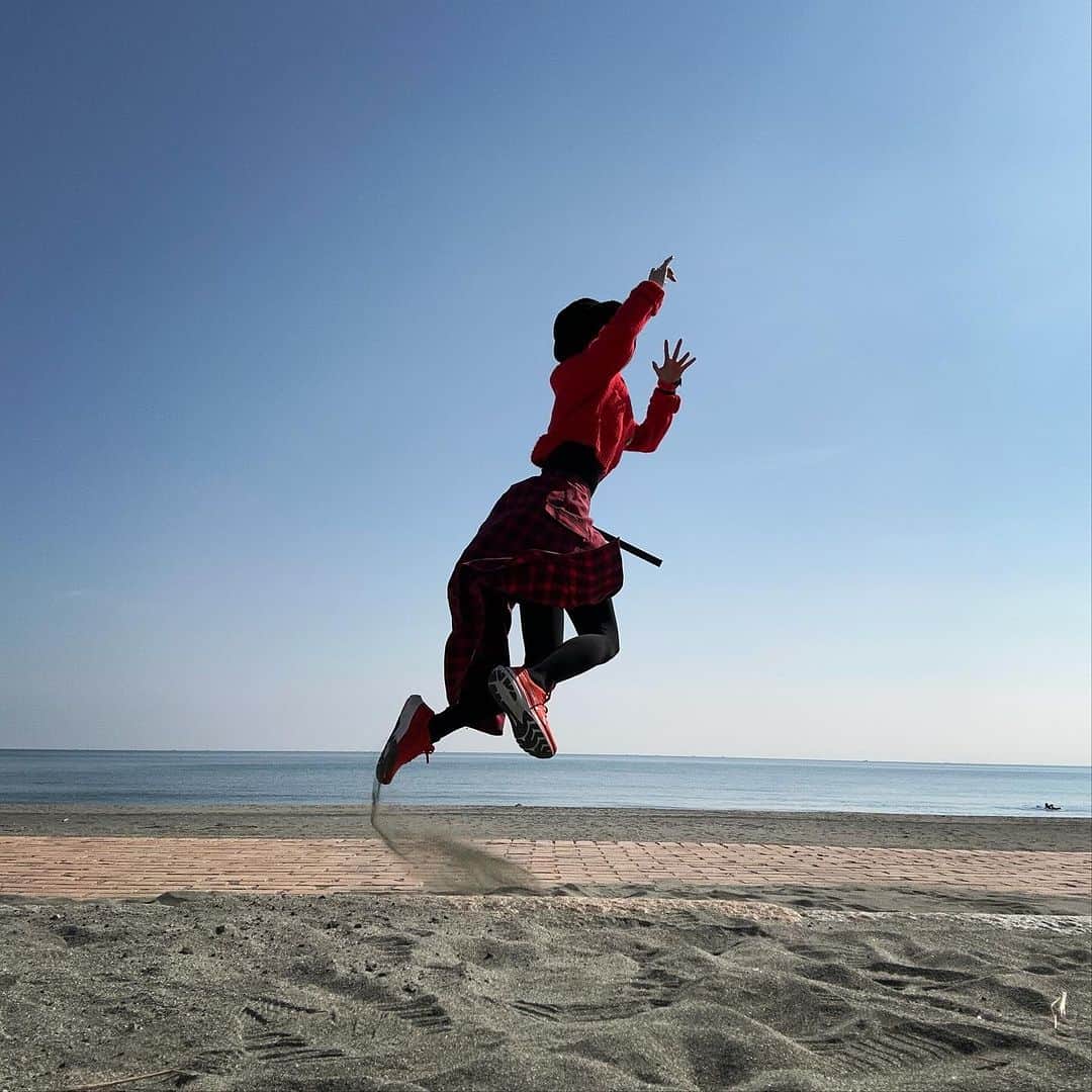 畑亜貴のインスタグラム：「徳島の海辺で跳んだ！  #akhtravelogue #akhtvigorous #アキハタ勢いある写真修行」