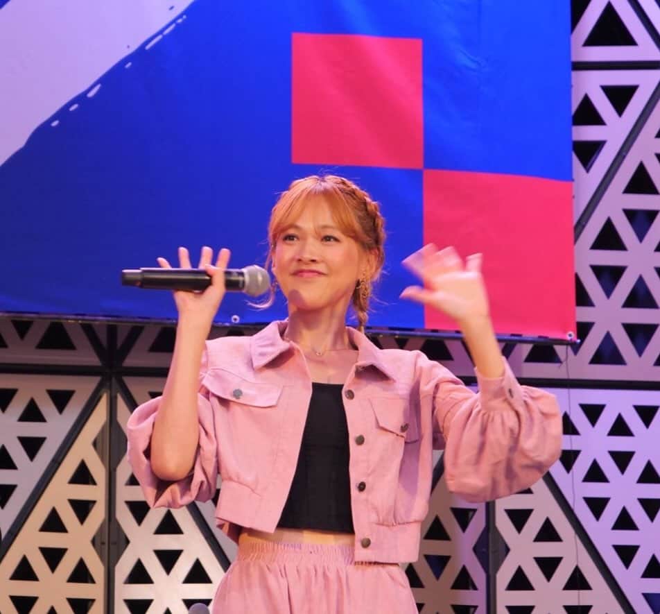 庄毛安那のインスタグラム：「色んな表情🤗🥴😙😏  photo by KAWADA  #TSFes #TikTok #FMS」