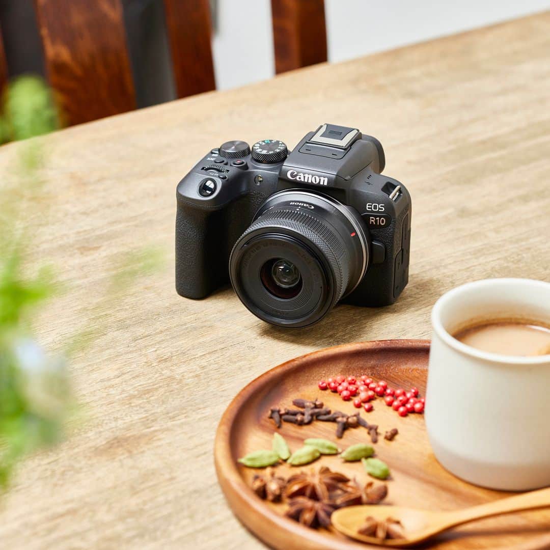 LIFE with CAMERAのインスタグラム：「写真も動画もより軽快に、十人十色の表現にフィットするミラーレスカメラ「EOS R10」。 . APS-CサイズのCMOSセンサーを搭載し、小型・軽量設計なので持ち運びも軽がる。メカシャッター時15コマ/秒の高速連写や、高精度なオートフォーカスで、人物だけでなく犬・猫・鳥などの動物や乗り物（モータースポーツ）も検出が可能。 かんたんに撮影できる機能も充実しているので、これからカメラを始める方にもおすすめです。 .⠀ 詳細はプロフィールURLからご覧ください。⠀ → @canon_eosm . #EOSR10 #R10 #LIFEwithCAMERA #LIFE_with_CAMERA #カメラのある生活 #Canon #キヤノン #EOS #powershot」