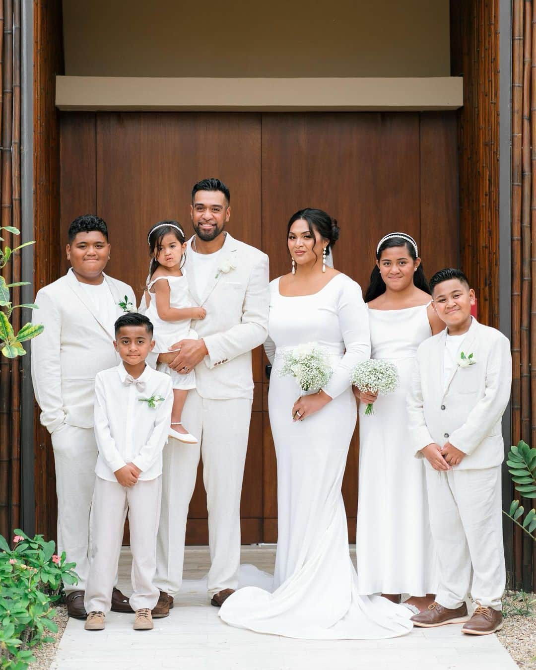 トニー・フィナウさんのインスタグラム写真 - (トニー・フィナウInstagram)「our wedding party, our babies! 🫶🏽  Jraice & Neenee, our best man & maid of honor. Sienna-Vee escorted Dad down the isle & our boys, ToneTone & Sage escorted Mom down the isle 🤍 love our babies sm! 🥹」11月8日 11時30分 - tonyfinaugolf