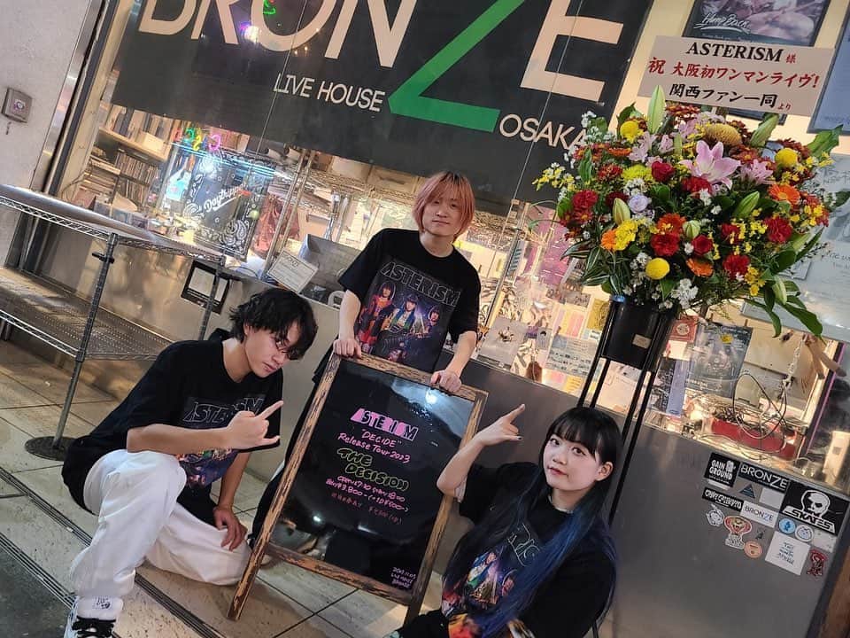 ASTERISM（アステリズム）のインスタグラム：「・ 🔹LIVE🔹 Thank you for coming to our one-man show"THE DECISION" at OSAKA BRONZE🙏️☺️  It was the most exciting time of the year!😊  🎸Next Osaka🎸 Dec. 9th Sat at @mv_namba  🎫https://eplus.jp/sf/detail/3965790001-P0030001  🎸NEXT One-Man🎸 Nov. 12th Sun at @livehousecb  🎫https://l-tike.com/asterism/  Our home town 😆🤘  #ASTERISM #アステ #LIVE」