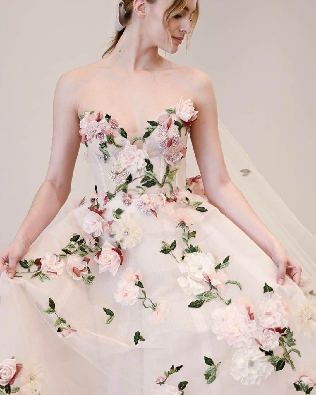 SOYOO BRIDALのインスタグラム：「.  NEW IN @soyoobridal_official 🕊️  FROM @moniquelhuillier 🏷️   ENGLISH ROSE 🍃   #소유브라이덜 #모니크륄리에 #2024spring #justarrived😍」