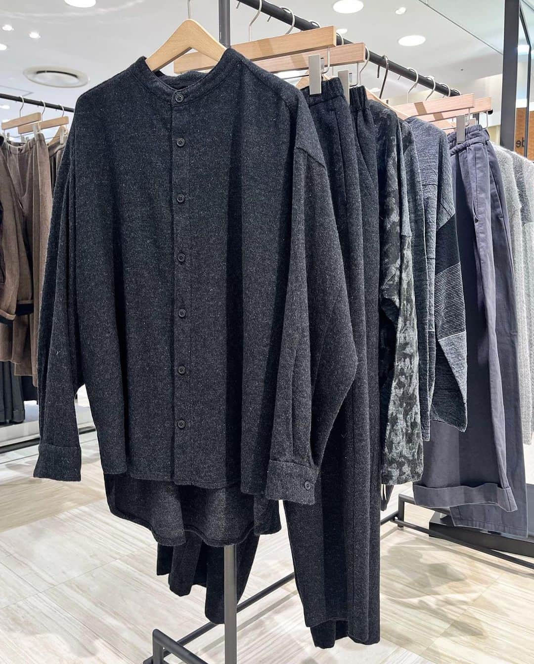 pas de calais -パドカレ-のインスタグラム：「•  pas de calais  New Arrivals   軽く羽織られるシャツタイプのスタンドカラージャケット。ゆったりとしたラインで、着回しがしやすいシンプルなデザインです。  •Jacket (No.3222) 38,500yen  Wool 75% Linen 15% Nylon 10% (Online Storeは15日(水)18時〜発売予定)  #pasdecalais  #pasdecalais_offical_jp  #パドカレ #jacket  #23aw #大人カジュアル」