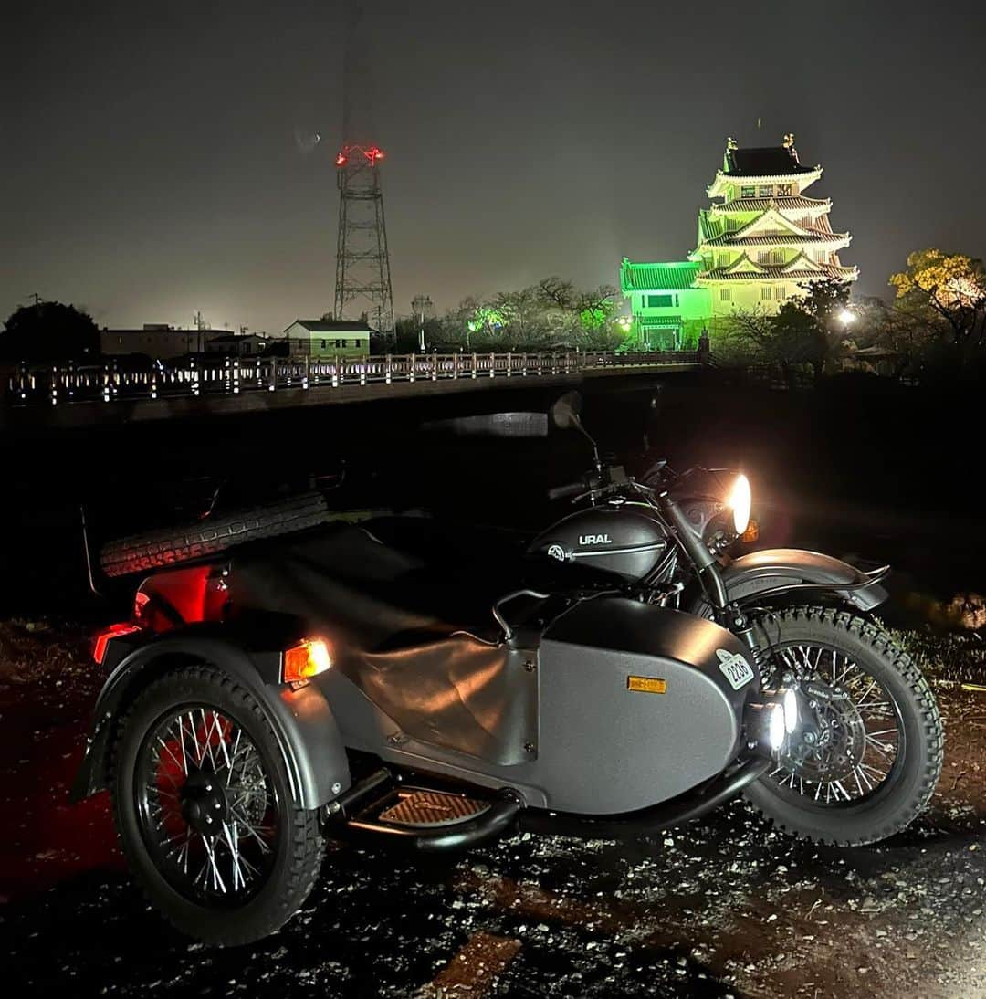 Ural Motorcyclesさんのインスタグラム写真 - (Ural MotorcyclesInstagram)「ナイトライドは、星が輝き、冷たい風が顔に触れる魔法の瞬間。闇夜の中、アドベンチャーの興奮がさらに高まりますね。🌌✨ #ウラルアドベンチャー 写真　by 104KUNI (X)」11月8日 11時38分 - ural_japan_official