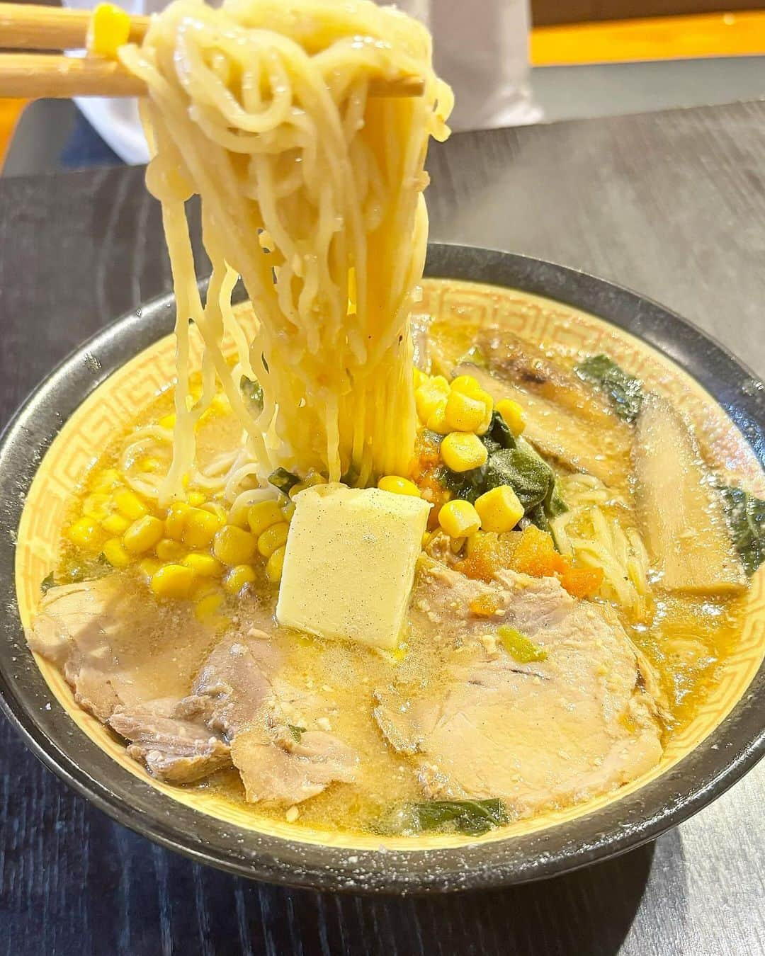 みきママさんのインスタグラム写真 - (みきママInstagram)「【レンチン明太卵焼きおにぎりです〜！！】  少食のれんくん、おにぎりがいいんだって🤩🤩🤩昨日、ツナマヨきゅうりおにぎりにしたら、  れんくん「ふざけすぎ。クラスの子たちが見にきたんだけど。」ってさ。でもさ、味はどうだったの？  れんくん「うまかった」ってさ。なら、いいじゃん🤣🤣🤣  今日はレンチン明太卵焼きおにぎりにしました✨間にマヨネーズを入れました✨✨  そしたらさ、れんくん、今日も6時20分に登校しました🤣はや🤣  すると、はる兄「腹減った」ってさ。徹夜で私の1日密着動画のYouTubeを編集してたんだって😅😅😅味噌汁の残り→味噌ラーメンにしました🥰  そこで、私「編集のやり方、教えようか？」って言ったら、  はる兄「自分で勉強したからママよりできる。」って。  かわいくなーい😭😭😭  #みきママ　#時短　#明太マヨ  #おにぎり弁当 #明太子 #卵焼き　#明太マヨ弁当　 #弁当　 #高校生 #男子弁当　 #japanesefood #obento #onigiri #japan #healthyfood  #mentai」11月8日 11時49分 - mikimama_official