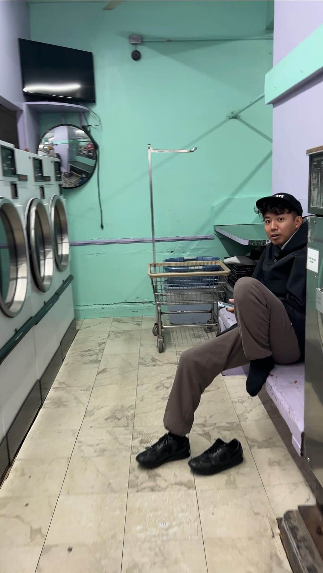 綾部祐二のインスタグラム：「🧺🧺🧺🗽🗽🗽」
