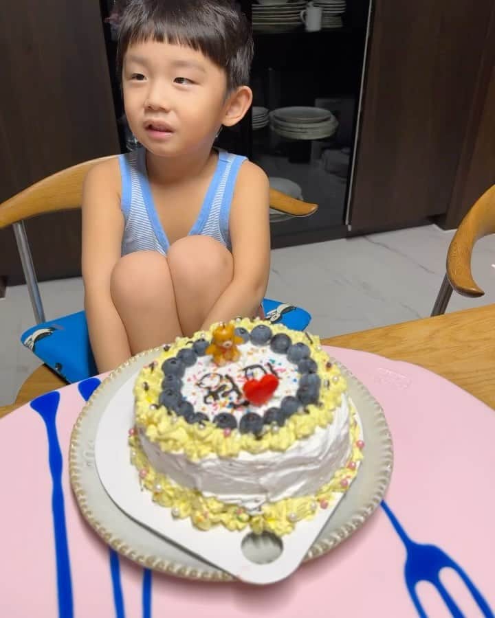 キム・ビヌのインスタグラム：「실은 오늘 우리둘째 생일이그든요 🥹 아침부터 엄마가 공구로 정신이나가는바람에 🤣🤣🤣 누나가 만들어준 케잌으로 촟불켜고  로복스코인을 생일선물로 받고싶다하는 울애기 쩐원 ♥️ 희망이로 태어나 우리에게 희망만주는 우리애기 ♥️  눈에넣어도 안아픈 울애기 ♥️ 생일축하해 온맘다해 사랑해 🎂♥️  #생일파뤼는지금부터야  #내새꾸생일」