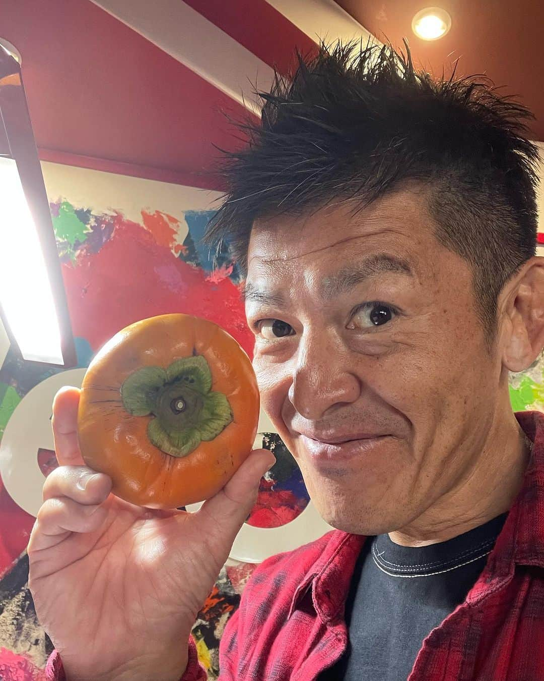 松山三四六さんのインスタグラム写真 - (松山三四六Instagram)「かき🍊  デッカい柿が スタジオに届きましたー😁  めちゃくちゃ嬉しい☺️ ありがとうございます♪  さあ、 これ食べて 生放送がんばろ👍  Heart FM 346true heart❤️  メッセージくださいね🤝  true@heartfm.jp  #true810  # heartfm  #富有柿 #秋の味覚」11月8日 11時43分 - sanshiroumatsuyama