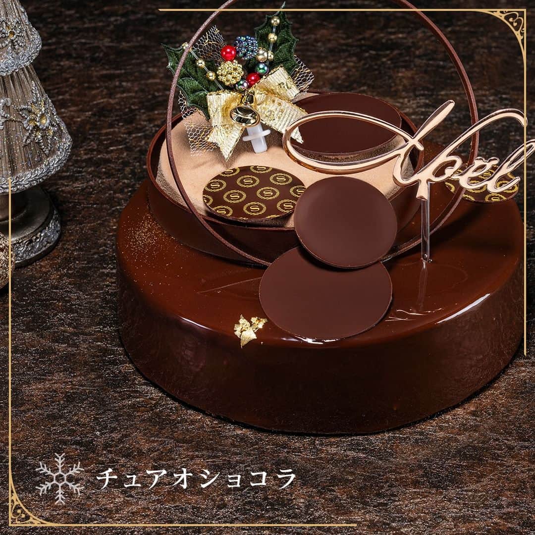Sheraton Yokohamaさんのインスタグラム写真 - (Sheraton YokohamaInstagram)「✧クリスマスコレクション2023✧  “あまおう”をたっぷりと使用した「極み　あまおうのクリスマスショートケーキ」や、栗の王様"利平栗"を惜しみなく使った「極み 利平栗モンブラン」など”極み"シリーズ3種のほか、毎年大人気の「ナポレオン」や、伝説のカカオと呼ばれるベネズエラ産カカオ"チュアオ"を使用した「チュアオ ショコラ」など、バラエティ豊かな6種類のケーキをご用意しております🎂  ■ご予約期間：2023/10/5(木)～12/10(日) ■お引渡期間：2023/12/15(金)～12/25(月)  詳細はプロフィールのリンクの「最新情報はこちら」からどうぞ➡️ @sheratonyokohama　　　　　  #横浜ベイシェラトン #横浜 #横浜ホテル #横浜駅 #横浜スイーツ #ホテルスイーツ  #クリスマス #クリスマスケーキ  #クリスマスケーキ予約 #クリスマススイーツ #ホテルケーキ #苺 #ホテルクリスマス #ホリデーシーズン #あまおう #クリスマスショートケーキ #利平栗 #モンブラン #利平栗モンブラン #ナポレオン #ナポレオンパイ #ブッシュドノエル  #sheratonyokohama #sheraton #yokohamahotel #yokohama  #christmascake #christmassweets #festive #holidayseason」11月8日 11時44分 - sheratonyokohama
