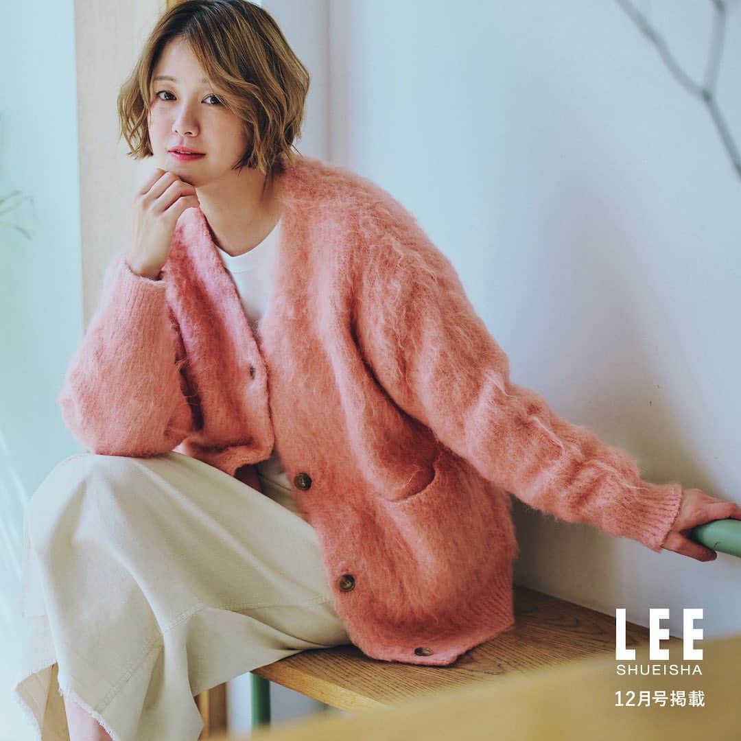 のインスタグラム：「【お知らせ】  本日発売、LEE12月号  「niko and ... 真冬のご機嫌カジュアル」をチェック！  あたたかく、着心地満点の冬アイテムが揃った「niko and ... 」の新作を、田中美保さんの着こなしでお届けしています。  ふわふわのシャギーカーディガンやきれい色のストールなど、これからの寒い季節を楽しく過ごせそうな着映えアイテムが大充実。  是非、チェックしてくださいね⛄️  ドットエスティでは、この他にもおすすめの冬アイテムを多数ご紹介しています！  #nikoand #ニコアンド #magazinelee #LEEとニコアンド #PR」