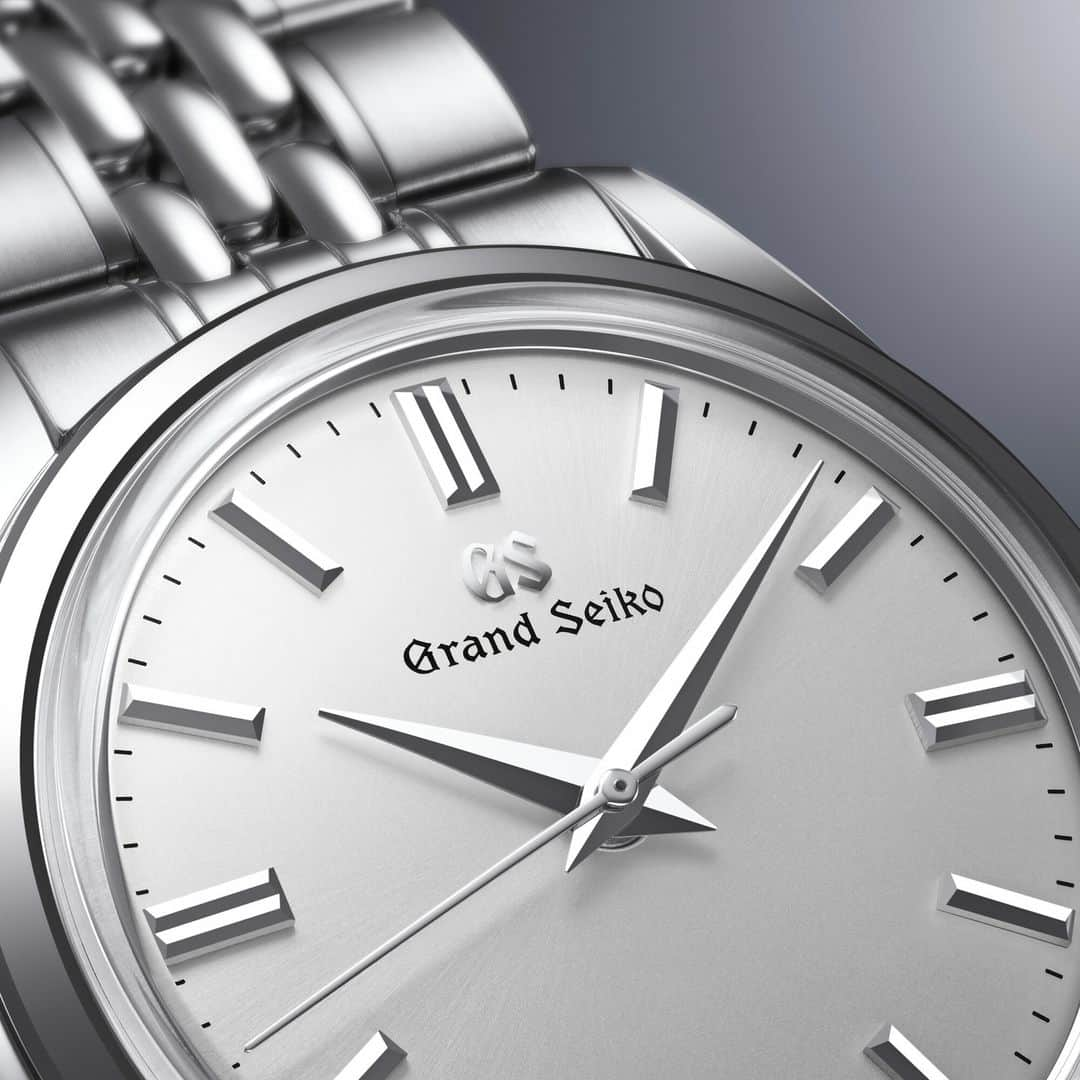 Grand Seikoさんのインスタグラム写真 - (Grand SeikoInstagram)「【New product】 #SBGW305  As the saying goes, good things come in small packages. With its moderate size and box-shaped sapphire glass, SBGW305 abounds in midcentury charm and elegance. The elegant silver-colored dial is gently rounded, and the tips of the minute and seconds hands are bent by hand to follow the contour of the dial and ensure legibility.  The manually wound movement features a maximum continuous power reserve of 72 hours (about three days).  The see-through case back provides a window into the beauty of the manually wound movement within.  #grandseiko #thenatureoftime #aliveintime」11月8日 18時00分 - grandseikoofficial