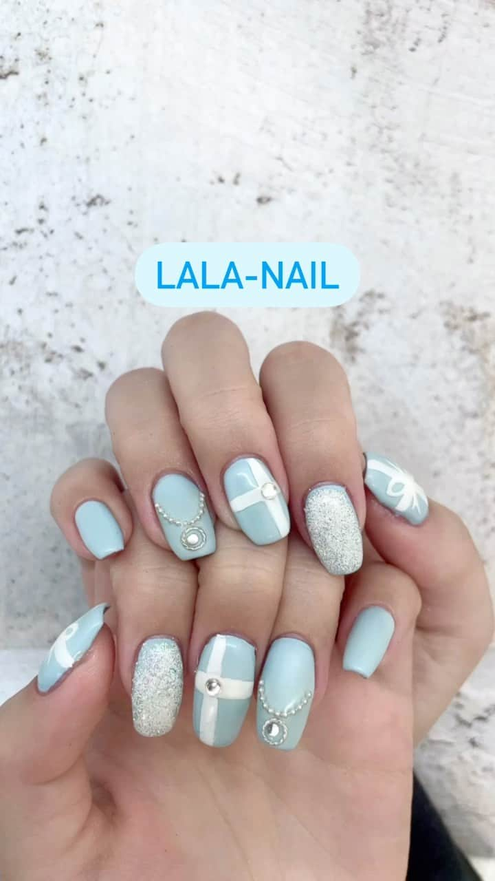 ETSUKOのインスタグラム：「TiffanyNAIL🩵🩵🩵 良い色🩵  #instanails #nails#lalanail#ネイル#プライベートネイルサロン #横浜#手書きネイル#個性派ネイル#大人ネイル #キラキラ#キラキラネイル#美甲#美甲設計#網紅美甲 #美甲店 #네일#네일아트 #シェルネイル#ティファニーネイル #ティファニーブルー」