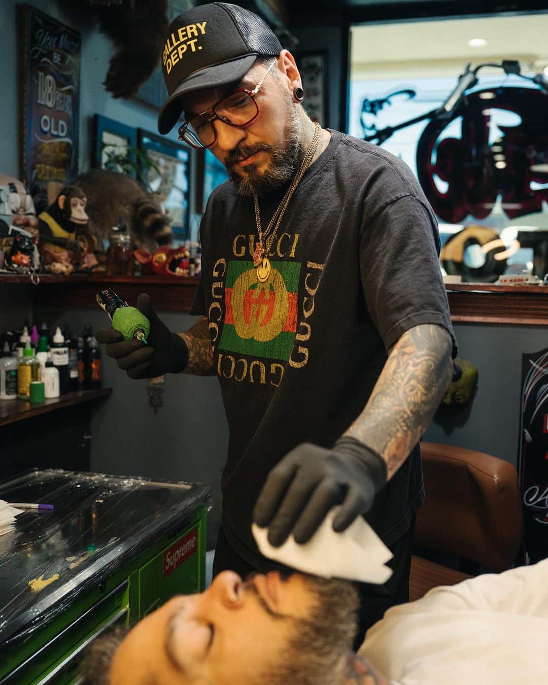 トラビ・マッコイのインスタグラム：「My brother @djtambe cleaning up my Ganesha tatt…. 📸- @patrickcapriglione」