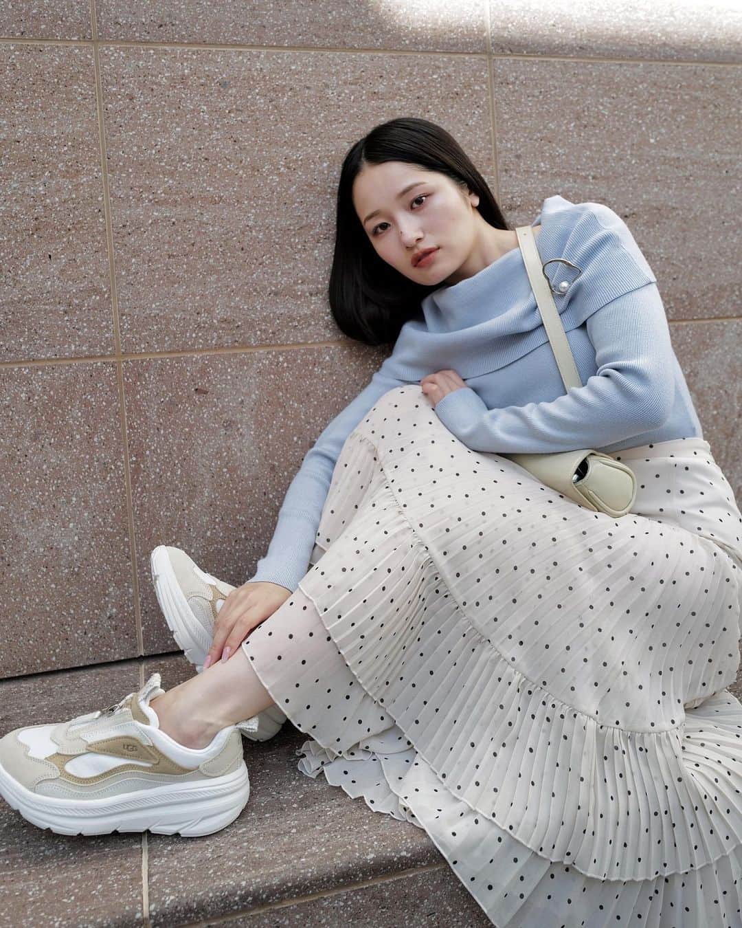 のインスタグラム：「UGG × SNIDEL × USAGI ONLINE 👟⁣ ⁣ ⁣ USAGI ONLINE で推している シューズブランド、UGG(アグ)⁣。 今 気になるあの人にSNIDELの秋冬アイテムで⁣ UGGシューズをスタイリングしてもらいました🌱⁣ ⁣ 【UGG for emmi】W CA1 ZIP⁣ ⁣ “emmi exclusive model”⁣ 表面感のあるレイヤードスタイルのアッパーを用いた、 スタイリッシュな印象のデザインスニーカー。 スエードの特性を生かした⁣emmiらしい柔らかな ベージュカラーを中心に主張しすぎない3色をグラデーションに配置。繊細なカラー配色にこだわりが光る一足です。⁣ ⁣ ⁣ 💬coordinate point💡⁣ @fuka_off   全体的に淡い色でまとめてみました！⁣ UGGのコラボシューズを合わせることによって⁣ 淡いフェミニンコーデが少しカジュアルになり⁣ 着やすくなります。⁣ ⁣ このシューズはブーツ感覚で⁣フェミニンなお洋服から カジュアル、⁣もちろんストリートまで⁣合わせやすい シューズです。⁣少し厚底なのも嬉しいポイント♡⁣ ⁣ ⁣ #UGG #SNIDEL #usagionline」