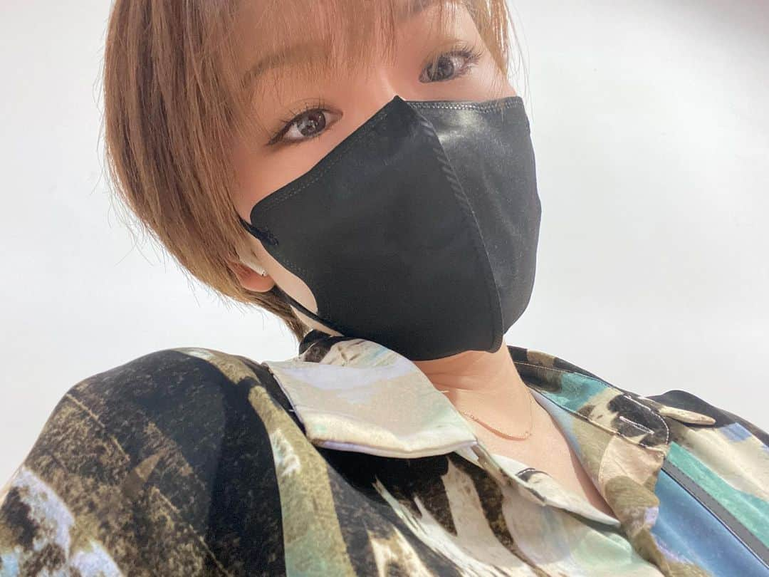 岩村菜々美のインスタグラム：「暑がりなのでまだシャツ一枚でも汗だくですが夜はさすがに寒いなあと感じる様になりました。 もう11月だよ？世界大丈夫そ？」