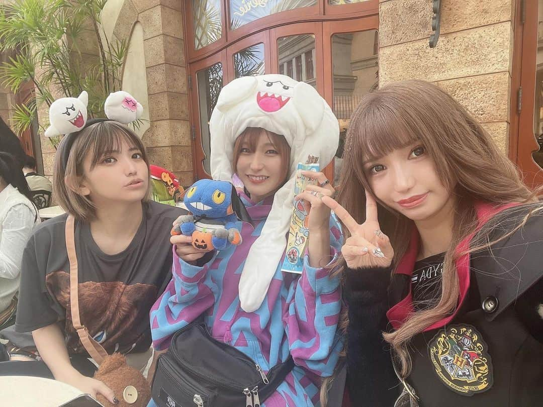 来栖うさこのインスタグラム：「. . . 美優ちゃん、かえるちゃんと  ユニバハロウィン🎃  ポケモンとマリオがあるから USJは神….またすぐ行きたい…  3人で周れて楽しかった〜🥴🩷  #ユニバハロウィン #ユニバコーデ  #ユニバーサルスタジオジャパン #universalstudiosjapan  #ユニバーサル・スタジオ・ジャパン」