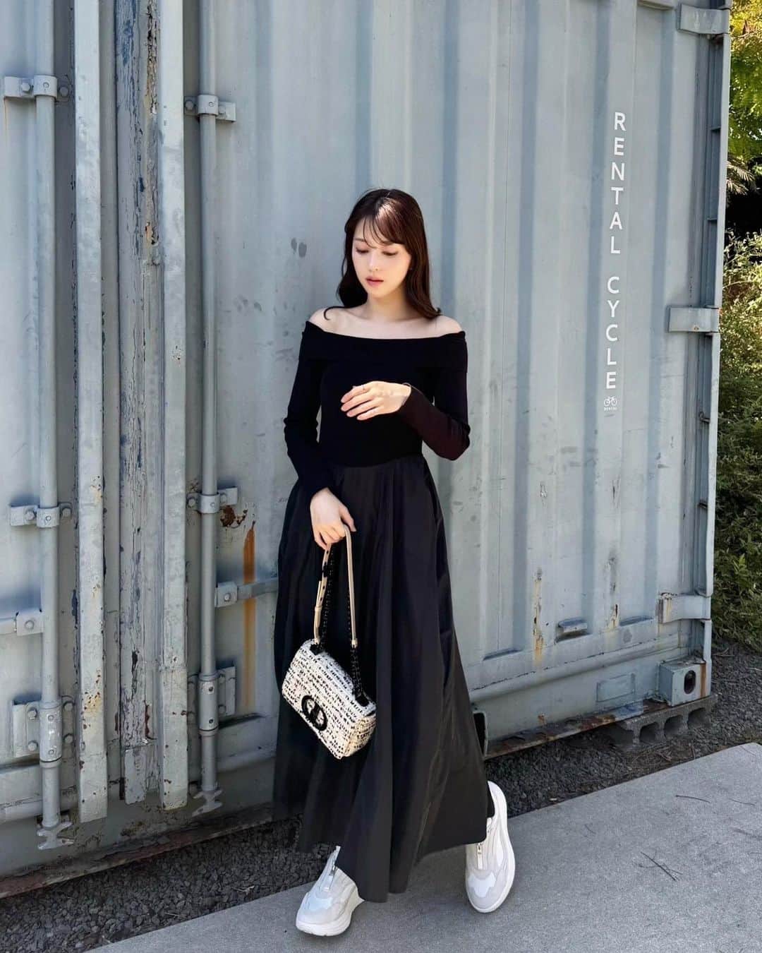 のインスタグラム：「UGG × SNIDEL × USAGI ONLINE 👟⁣ ⁣ ⁣ USAGI ONLINE で推している シューズブランド、UGG(アグ)⁣。 今 気になるあの人にSNIDELの秋冬アイテムで⁣ UGGシューズをスタイリングしてもらいました🌱⁣ ⁣ ⁣ 【UGG】W CA1 ZIP⁣ ⁣ さりげない異素材使いが、ハイセンスな印象を与えるスニーカー。タンやバック、サイドにブランドロゴをあしらって、スタイリッシュに仕上げました。足元に量感を加える、 厚めのソールも魅力的。⁣ ⁣ ⁣ 💬coordinate point💡⁣ @maari.0108   ドレッシーにもカジュアルにも合うワンピースに スニーカーを合わせて今風コーデに。⁣ スニーカー合わせだけどオフショルや⁣コクーンシルエットで女性らしさもあり◎⁣ デートにも合わせたい！⁣ スニーカーは⁣ジップアップで楽ちん。⁣さっと着脱できるのが嬉しい。⁣厚めのソールで脚長効果有り！⁣ ⁣ ⁣ #UGG #SNIDEL #usagionline」