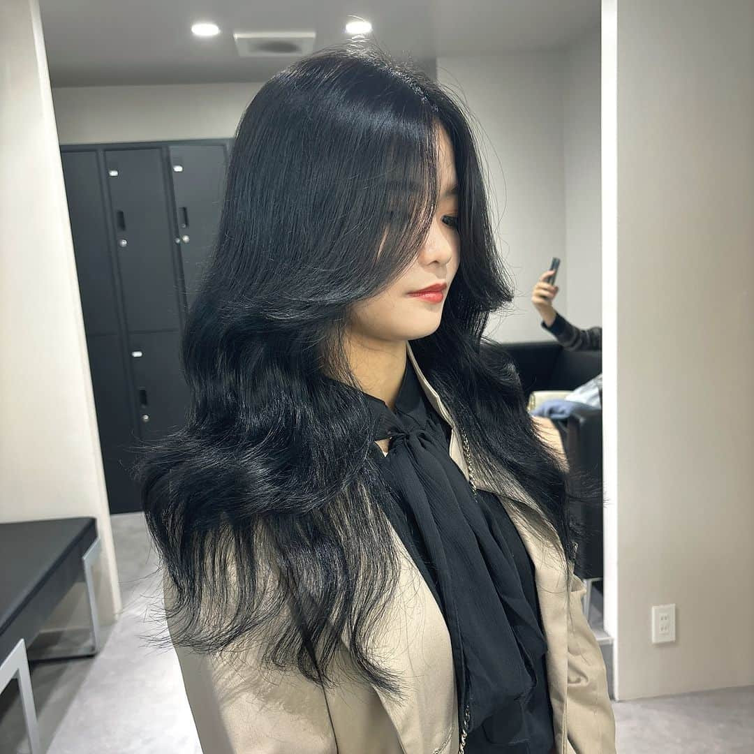 Beleza_official_instagramのインスタグラム：「𝒅𝒂𝒓𝒌 𝒈𝒓𝒂𝒚 × 𝒍𝒂𝒚𝒆𝒓𝒅 𝒄𝒖𝒕🖤　 今期のtrend hair♡ 艶感がマスト✔️  お肌がきれいに盛れるhair colorに、 #ざくざくレイヤー をたっぷりいれて ストレートでもワンカールでも上質盛れ🖤  ✔️【emi指名限定】カット+高級ケアカラー+内部補修トリートメント  より透明感を出したい方は ✔️【emi指名限定】Wケアカラー+内部補修トリートメント  . ハイダメージのリスクがある無理なブリーチをしなくても、透明感、色味をしっかり出せます♡  ※お客さま一人一人の髪質や今までのカラーの履歴などによって、一度のご来店でできる明るさ、透明感の度合いは変わってきます。  ご予約はプロフィールに記載のURLホットペッパーから 初回は髪の履歴や状態によりお時間が長くかかる可能性がありますのでハイブリーチメニューでのご予約がオススメです❕  ブリーチはだれを任せるかで仕上がりも、今後の髪の状態もとっても差がでる技術です ハイクオリティなヘア是非お任せください🎀  来店時にケアの方法もたっぷり お伝えします♡ ダメージレスでムラのない艶ハイトーン一緒に育てていきましょう🌙💫  #ヘアカラートレンド#ブロンド#ハイトーンピンク#ピンクカラー#ハイトーンミルクティー#グレージュカラー#ミルクティーカラー#ピンクミルクティー#ミルクティーベージュ#ブロンドヘアー#ブロンドカラー#ピンクベージュ#ピンクブロンド#抜きっぱなし#抜きっぱなしブロンド #ミルクティーブロンド #emi_special#カシスカラー #チェリーピンク #レッドカラー #ワインレッド #顔まわりカット #顔まわりレイヤー #フェイスレイヤー#ブルーブラック#暗髪ロング#韓国ヘア#ワンホンレイヤー#韓国風レイヤー」