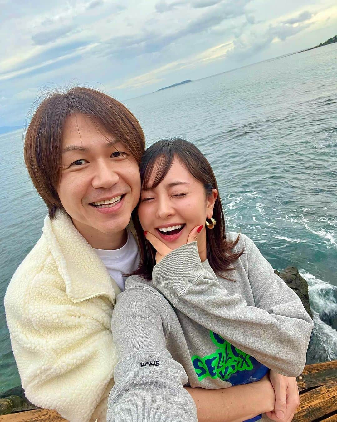 加島ちかえのインスタグラム：「よく考えてみたら2023年はじめての旅行😱✨w (新婚旅行も行ってません👰‍♀️爆w)  いつもお世話になっている方のお誘いで とある方の豪邸パーティに夫婦で参加してきました✨🍴🥃✨  2枚目📷ドライブ中はいつも犬みたいに窓から顔を出したくなる私 3枚目📷有料道路の支払い方がアホすぎる彼  家族や大切な友人にこういう時間を振る舞える カッコいい大人が周りにたくさんいて…✨ ジンチカ夫婦の理想はますます高くなる🤪ww  お返ししたい人は沢山いますが ひとまず応援してもらえる夫婦でいましょう🤣✨ (長いモノに巻かれる、いや巻きつくﾀｲﾌﾟ巳年🐍コンビですw)  自分の大切な家族や仲間を "陽の当たる場所へ連れ出そう"♡ by サザン　『栄光の男』 この歌詞が毎回沁みすぎて涙出てくる🙋‍♀️w  #伊東 #プチ旅行 #豪邸すぎる #絶景  #シンチカ #夫婦ふたり暮らし  #bmwm4 #maybach #ベンツ」