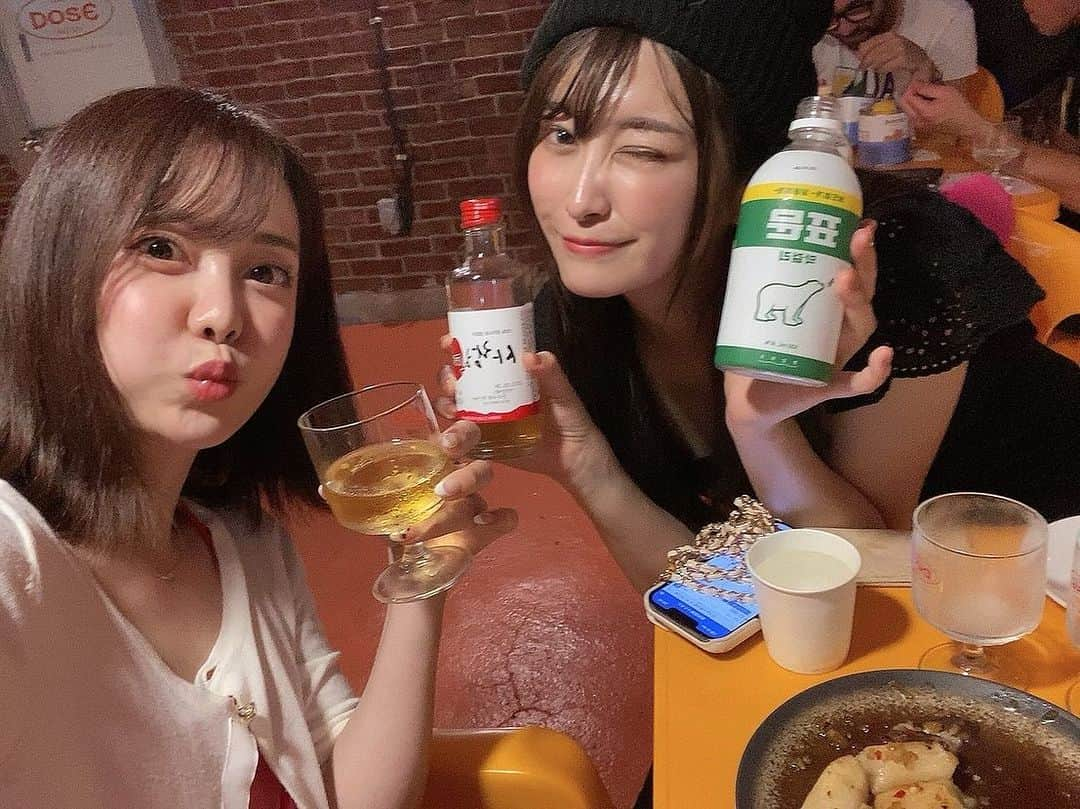 飛鳥凛さんのインスタグラム写真 - (飛鳥凛Instagram)「今年の夏 @ayumi_ogawa といった韓国旅行が本当に楽しかったな🥺  初めての病院でリジュラン ・スキンボトックス・水光注射やったんだけど麻酔クリーム待ち中アメリカンホラーばりの悲鳴が背術室から聞こえてきて縮み上がり笑　意外と自分が痛みに強いことを知ったり💪  浮腫に激キキのかぼちゃジュースやコスメ達を爆買いしたり…  靴下屋さんに行ったらお会計後メロンとコーヒーだされてびっくりしたり🫢  地元の美味しいご飯屋さん巡りしたり🍚盛り盛りの2泊３日❤️  もう寒くて今年は行けないけど来年暖かくなったら渡韓しようと計画中🥺🇰🇷  #korea #渡韓 #渡韓記録 #女子旅 #海外旅行 #msmr #オリーブヤング」11月8日 11時55分 - rin_asuka0328