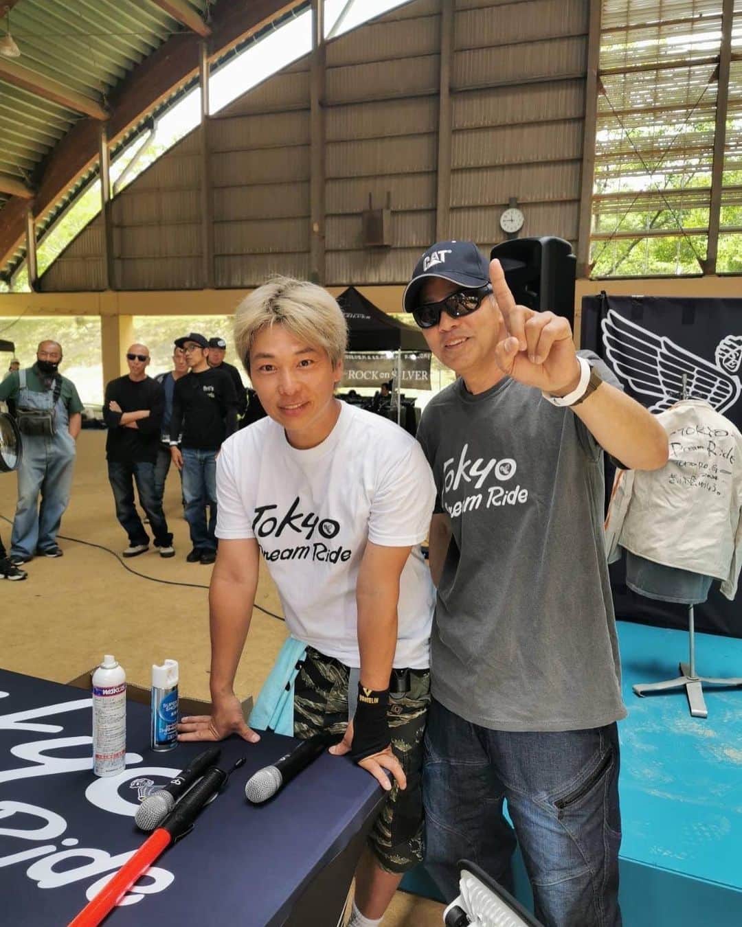世田谷ベースのインスタグラム：「TOKYO DREAM RIDE   奈良カブにアポ取ってくれたシンジさんとのツーショット  今闘病中なので頑張って欲しい　  このTシャツはXL以外売り切れです。  拘りのTシャツ　クラック加工です。  #世田谷ベースユーチャンネル #世田谷ベース #総務雄一郎 #スーパーカブ #supercub #cub #vintage #honda #motorbikes #vintage motorcycle #vintagebike #classicbike #大人の遊び #mooneyes #ムーンアイズ #vintagemotocross #2stroke #4stroke #dirtbike #reels #forgetmenots #hotrod #mooneyes #lowrider #bike #bikelife #bikesofinstagram #筋トレ #tokyodreamride」