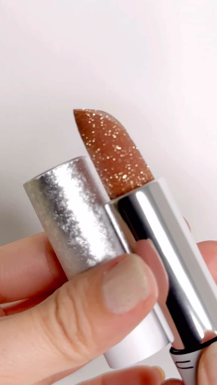 M∙A∙C Cosmetics Japanのインスタグラム：「＼ホリデーカラーコレクション事前予約受付中！／ 真っ白な雪景色や煌めく雪の結晶からインスピレーションを得たシルバーホワイトのパッケージデザイン。 昨年ホリデーコレクションで大人気のリップ バームが再登場！ 濃密ラメが中身までぎっしり詰まった、ホリデー限定アイテム。 しっとりなめらかな付け心地で潤いを与え、唇のpH値に反応してほんのり色づきます。 華やかなホリデーシーズンにふさわしい、みずみずしく宝石のように輝く唇に💄✨  ＜ホリデーカラーコレクション 全6種＞ 2023年11月10日 (金)　全国店舗発売  #MACHoliday #MACクリスマスコフレ2023 #MACコスメ #MACBizarreBlizzardBash」