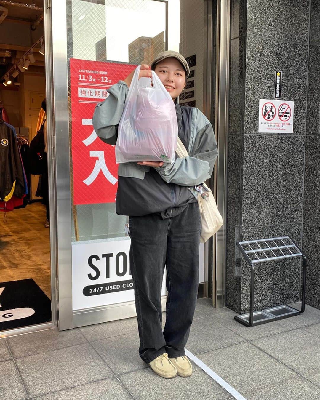 WWDジャパンさんのインスタグラム写真 - (WWDジャパンInstagram)「コラム：24時間営業の無人古着店を24時間観測！　どんな人が来て何を買うの？  24時間営業の無人古着店には、どんな需要があり、どんな人が集まるのだろう？——ずっと気になっていた疑問だ。  そんな折、「古着屋ジャム」を東京・大阪などで14店舗運営するJAM TRADING（大阪、福嶋政憲社長、上古殿[じょうこでん]雄介社長）が、同業態の「ストッピー（STOPY）」を大阪・難波にオープンした。渡りに船とはこのことで、大阪へ。  24時間営業の店に来たなら、24時間見なければジャーナリズムとは言えない！……と勝手に意気込み、3連休初日の11月3日（祝）の正午から定点観測を始めた。自ら（これまた勝手に）決めたルールは、1.日中は1時間ごと、日没後は2時間ごとに観測する 2.1時間来店がなければ、次の客が来るまで休んでよし、の2点だ。  コラム全文は @wwd_jp プロフィールのリンクから  #STOPY#ストッピー#jamtrading#古着屋#古着#古着屋さん#24時間#24時間営業#無人古着屋#無人#イベントスナップ#ファッションスナップ#fashionsnap#fashionphotography#無人古着」11月8日 11時59分 - wwd_jp