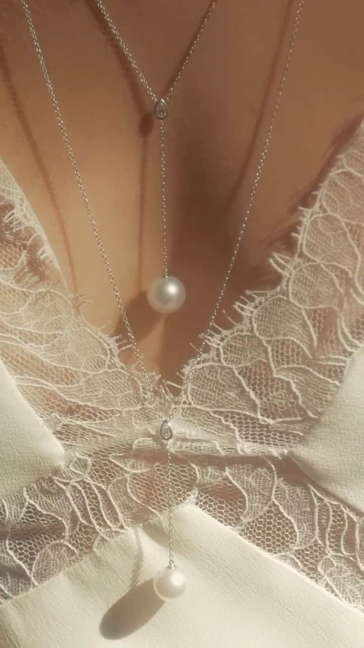 M I Z U K Iのインスタグラム：「Dreamy Neck Party ♥️  It’s no secret I love to layer, this is my favorite look du jour ✨ 18kt white gold South Sea pearl and diamond PRIVE necklace, EVE and LUXE Y lariat necklace with pear shaped diamond. Subtle with lasting elegance. . . . #prive #eve #luxe  #finejewelry  #mizukiewels  #mizuki  #mizukiiewelry #modern #pearl #diamond #pretty #dreamy #neckmess」