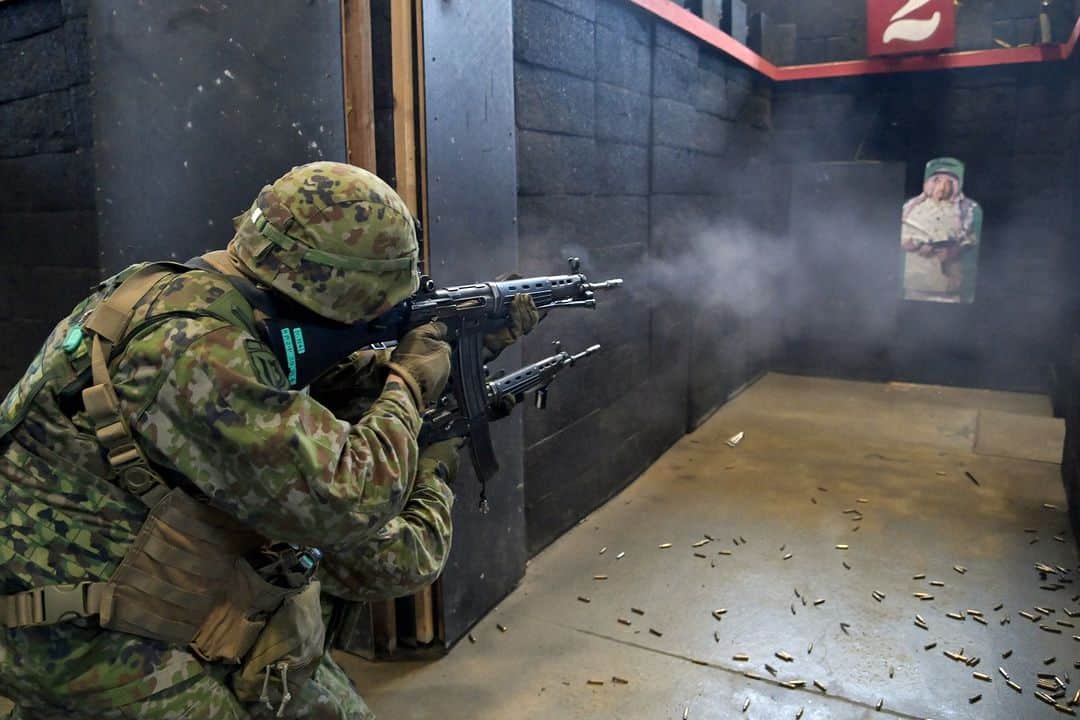 陸上自衛隊さんのインスタグラム写真 - (陸上自衛隊Instagram)「陸上自衛隊（第１３旅団）は、令和５年１０月２９日から、米国ヤキマ演習場において「米国における実動訓練（ライジング・サンダー２３）」を実施中です。 １１月１３日までの訓練において、機動戦闘車や中距離多目的誘導弾等による最大射程の実弾射撃等を演練し、戦術技量の更なる向上を図ります。 #RT23  #RisingThunder  #中部方面隊  #西部方面隊  #第１３旅団  #第１４旅団  #第８普通科連隊  #第１５即応機動連隊  #第１４情報隊  #第５対戦車ヘリコプター隊  #西部方面システム通信群」11月8日 12時00分 - jgsdf_pr