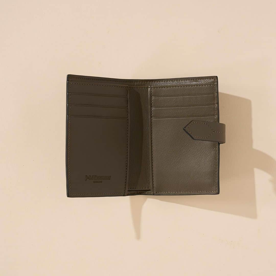 J&M Davidsonさんのインスタグラム写真 - (J&M DavidsonInstagram)「秋色の”LOSANGE FOLD WALLET/ロサンジ フォルド ウォレット”が新登場。 手におさまりやすいコンパクトな形ながらも、これ1つで十分にお金が管理できる収納性に優れたデザインです。  今シーズンは深い色合いのダークオリーブとワインが仲間入り。  #jandmdavidson #ジェイアンドエムデヴィッドソン」11月8日 12時00分 - jandmdavidson