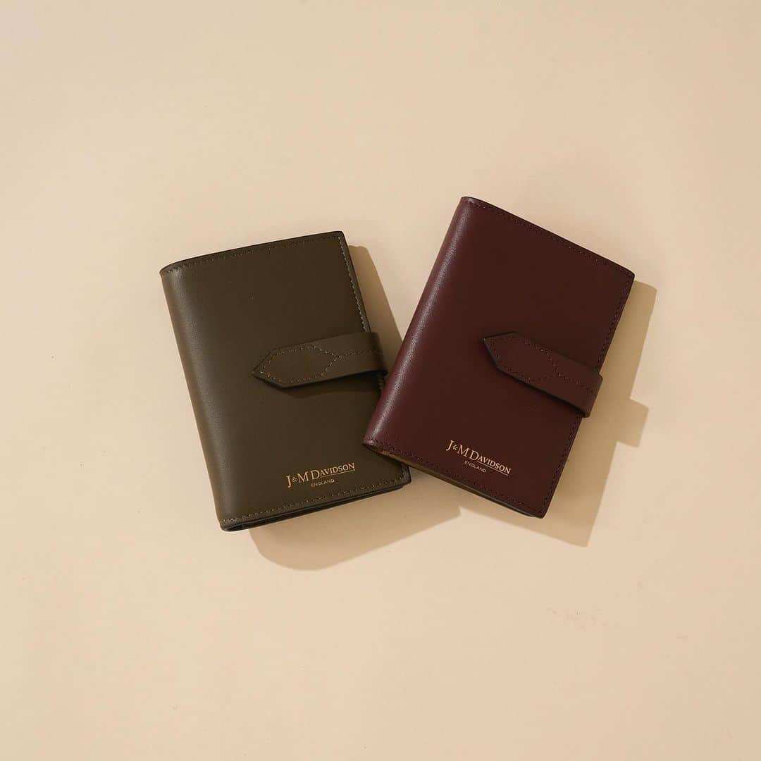 J&M Davidsonのインスタグラム：「秋色の”LOSANGE FOLD WALLET/ロサンジ フォルド ウォレット”が新登場。 手におさまりやすいコンパクトな形ながらも、これ1つで十分にお金が管理できる収納性に優れたデザインです。  今シーズンは深い色合いのダークオリーブとワインが仲間入り。  #jandmdavidson #ジェイアンドエムデヴィッドソン」