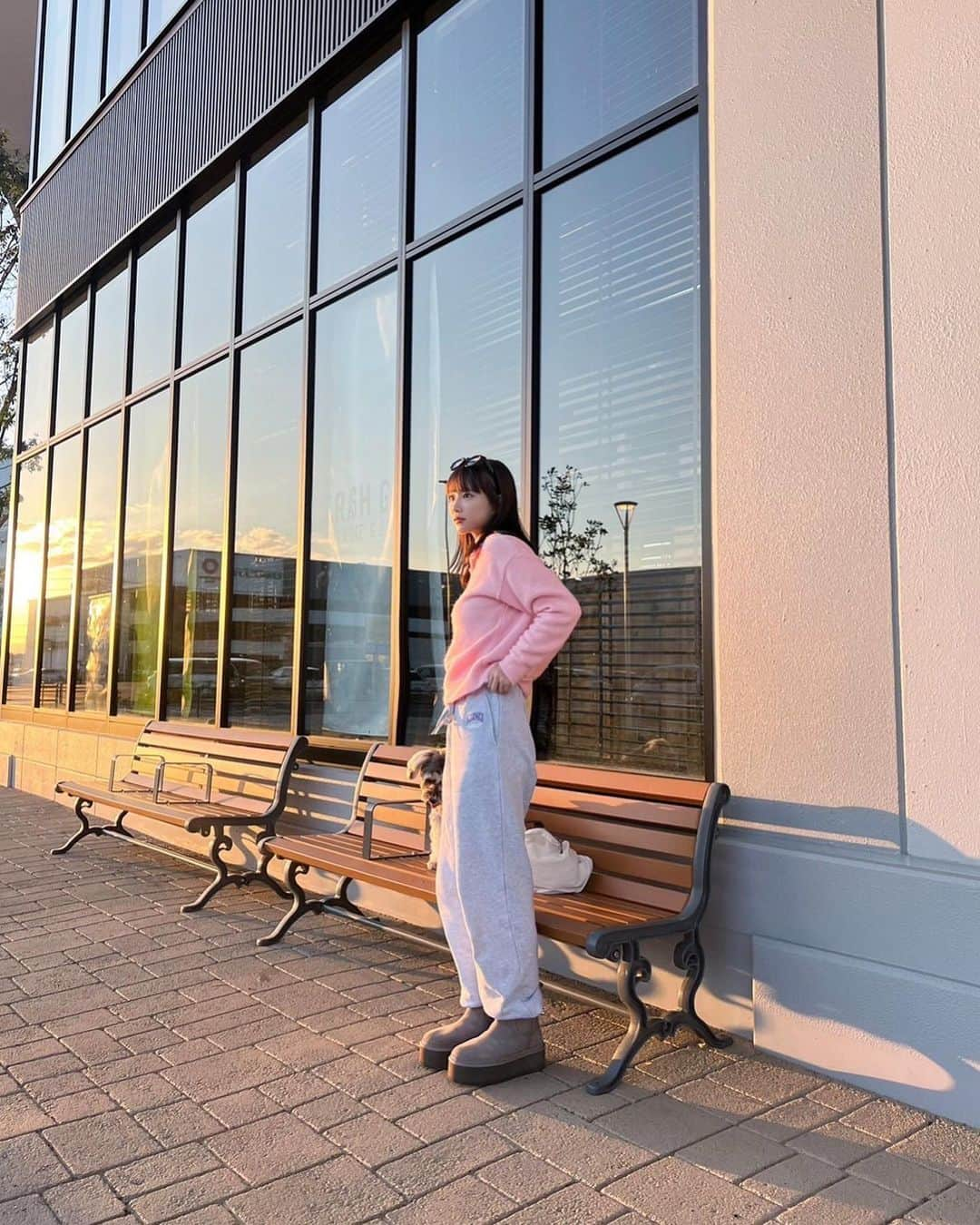 USAGI ONLINEさんのインスタグラム写真 - (USAGI ONLINEInstagram)「UGG × SNIDEL × USAGI ONLINE 👟⁣ ⁣ ⁣ USAGI ONLINE で推している シューズブランド、UGG(アグ)⁣。 今 気になるあの人にSNIDELの秋冬アイテムで⁣ UGGシューズをスタイリングしてもらいました🌱⁣ ⁣ ⁣ 【UGG】Neumel Platf Chelsea⁣ ⁣ 人気のチャッカブーツを再構築し、アップデートしたNeumel Platform Chelsea。最高にソフトで ラグジュアリーな肌触りを実現しています。厚底デザインでスタイルアップを目指せるのも嬉しいポイントです。⁣ ⁣ 💬coordinate point💡⁣ @arisa.ikd  ⁣ 厚底でボリューム感があるブーツを履くことで、⁣ バランスが取れてこなれ感のある着こなしに。⁣ 脚長効果と細見えを叶えてくれる。⁣ ブーツ主役のコーデは、トレンド感満載の⁣ ミディ丈コートとミニボトムの「コートアップ」に。⁣ またカラーをmocaに統一、さらに⁣セットアップ風に 着こなすことでキャッチーさと⁣かわいさの両方を 叶えられる。⁣リブニットは柔らかく身体にフィット。⁣ トップスとコートのゆるぴたシルエットでメリハリを。⁣ この冬、重宝すること間違いなし♡⁣ ⁣ 💬coordinate point💡⁣ @xoemomo  ⁣ ピンクのトップスにスウェットパンツを⁣ 合わせることでガーリーさとボーイッシュさを⁣中和させた コーデに。ブーツで⁣カジュアルの中にも季節感をプラス。⁣ ⁣ ⁣ ⁣ #UGG #SNIDEL #usagionline」11月8日 12時01分 - usagionline