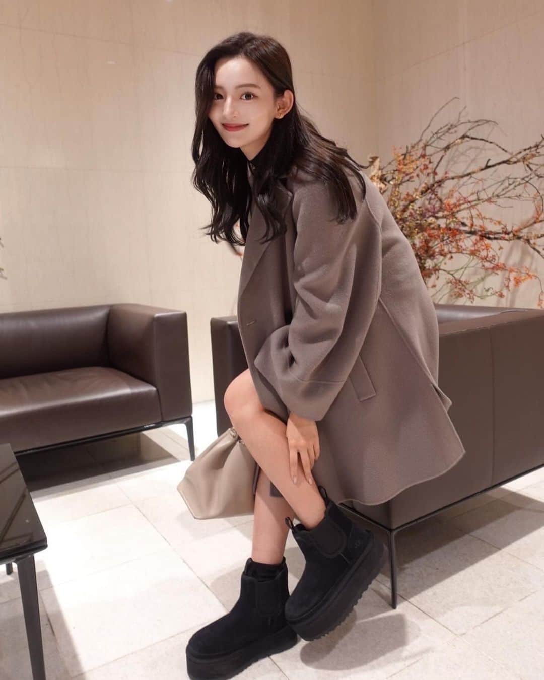 のインスタグラム：「UGG × SNIDEL × USAGI ONLINE 👟⁣ ⁣ ⁣ USAGI ONLINE で推している シューズブランド、UGG(アグ)⁣。 今 気になるあの人にSNIDELの秋冬アイテムで⁣ UGGシューズをスタイリングしてもらいました🌱⁣ ⁣ ⁣ 【UGG】Neumel Platf Chelsea⁣ ⁣ 人気のチャッカブーツを再構築し、アップデートしたNeumel Platform Chelsea。最高にソフトで ラグジュアリーな肌触りを実現しています。厚底デザインでスタイルアップを目指せるのも嬉しいポイントです。⁣ ⁣ 💬coordinate point💡⁣ @arisa.ikd  ⁣ 厚底でボリューム感があるブーツを履くことで、⁣ バランスが取れてこなれ感のある着こなしに。⁣ 脚長効果と細見えを叶えてくれる。⁣ ブーツ主役のコーデは、トレンド感満載の⁣ ミディ丈コートとミニボトムの「コートアップ」に。⁣ またカラーをmocaに統一、さらに⁣セットアップ風に 着こなすことでキャッチーさと⁣かわいさの両方を 叶えられる。⁣リブニットは柔らかく身体にフィット。⁣ トップスとコートのゆるぴたシルエットでメリハリを。⁣ この冬、重宝すること間違いなし♡⁣ ⁣ 💬coordinate point💡⁣ @xoemomo  ⁣ ピンクのトップスにスウェットパンツを⁣ 合わせることでガーリーさとボーイッシュさを⁣中和させた コーデに。ブーツで⁣カジュアルの中にも季節感をプラス。⁣ ⁣ ⁣ ⁣ #UGG #SNIDEL #usagionline」
