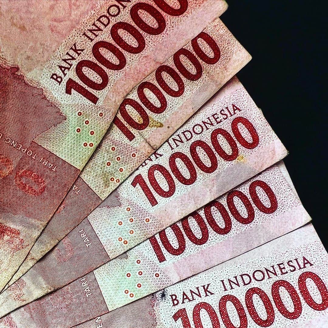 植田朝日のインスタグラム：「🇮🇩🇮🇩🇮🇩  ここ数年、1番来たかった国に再上陸‼️  u20ワールドカップがなくなって来るチャンスを逃したと思ったらu17ですよ〜！w  そして、本日、1番見たいチームの試合を見ます！  写真は大した額じゃないのに桁がデカいから持ってる様に見えるっしょ！？苦笑  #インドネシア旅 #サッカー旅 #FooTravelleR #u17wc #朝日旅 #persib」