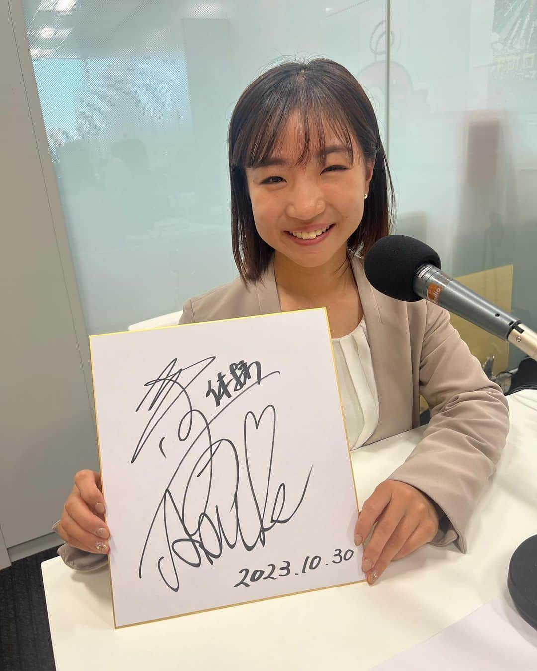 寺本明日香さんのインスタグラム写真 - (寺本明日香Instagram)「ダイセルpresents 未来をつくる～Beyond Athlete 先日のラジオ収録で📸✨️  株式会社ダイセル様から グッズをいただきました😇」11月8日 12時03分 - teramoto_asuka