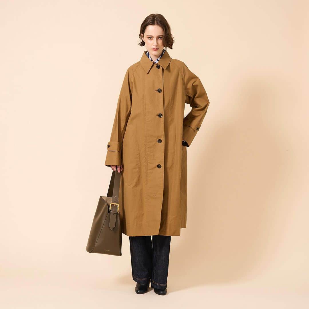 J&M Davidsonのインスタグラム：「ブリティッシュミラレーン社の特許素材、ワックスドコットンで仕上げたJ&Mデヴィッドソンのスペシャルな"UTILITY COAT/ユーティリティ コート"。 独特な風合いと撥水性を備えたコートは、さっと羽織るだけでサマになる一着。 オリーブカラーのバッグと合わせれば、秋冬らしいマニッシュなスタイルが完成します。  #jandmdavidson #ジェイアンドエムデヴィッドソン」