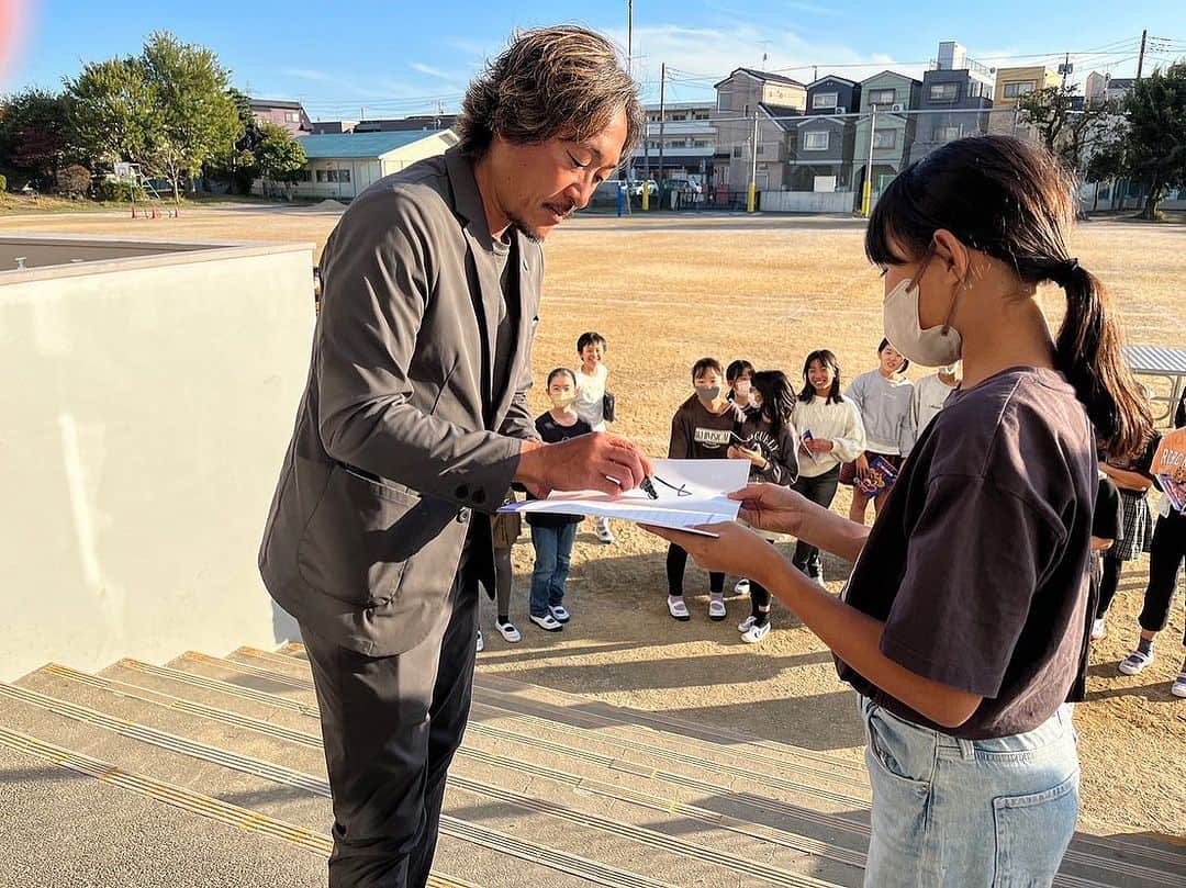 石川直宏さんのインスタグラム写真 - (石川直宏Instagram)「『キャリア教育特別授業』  先日狛江市立狛江第三小学校6年生に向けて、情熱を届けてきました。  素直な子どもたちで、発言や質問にも積極的に答えてくれました✨  最前列にいたコが、僕の話に対して何度も頷きながら話を聴いてくれていたので特に印象に残っていたのですが、最後の生徒代表の挨拶もそのコで。  日々の自分と重ね合わせながら聴いてくれていたのか、  「上手くいかない事やイライラする自分が嫌になる事もあるけど、それらが悪い事ではなく、これからのチャンスのために、その熱を繋げていきたい」  と、涙ながらに想いを曝け出し伝えてくれた事に感動し、鳥肌が立ちました。  講和後、急遽行ったサインをかけたジャンケン大会でも一人勝ちでゲット👏  早速チャンスを引き寄せ掴んだ事にも驚きと共に嬉しくなりました☺️  心温まる素敵なおもてなしもありがとうございました🤝  Only One 互いに唯一無二の自分に自信を持って突き進もう！！  #講演 #講和 #狛江第三小学校  #fctokyo #FC東京 @fctokyoofficial  #Komae #狛江 #Tokyo #東京 #東京が熱狂 #FC東京ファミリー #fctokyoclubcommunicator  #FC東京クラブコミュニケーター #NaohiroIshikawa #石川直宏」11月8日 12時09分 - sgss.18