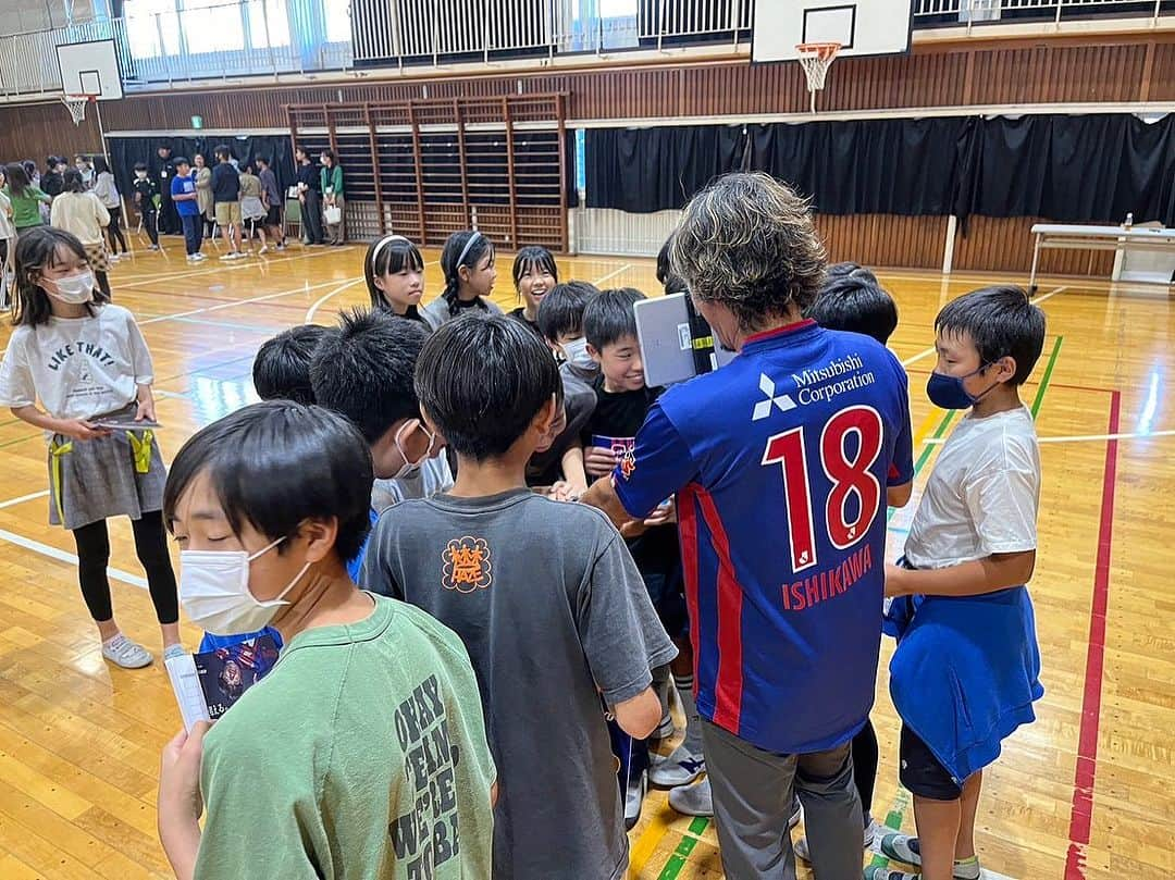 石川直宏さんのインスタグラム写真 - (石川直宏Instagram)「『キャリア教育特別授業』  先日狛江市立狛江第三小学校6年生に向けて、情熱を届けてきました。  素直な子どもたちで、発言や質問にも積極的に答えてくれました✨  最前列にいたコが、僕の話に対して何度も頷きながら話を聴いてくれていたので特に印象に残っていたのですが、最後の生徒代表の挨拶もそのコで。  日々の自分と重ね合わせながら聴いてくれていたのか、  「上手くいかない事やイライラする自分が嫌になる事もあるけど、それらが悪い事ではなく、これからのチャンスのために、その熱を繋げていきたい」  と、涙ながらに想いを曝け出し伝えてくれた事に感動し、鳥肌が立ちました。  講和後、急遽行ったサインをかけたジャンケン大会でも一人勝ちでゲット👏  早速チャンスを引き寄せ掴んだ事にも驚きと共に嬉しくなりました☺️  心温まる素敵なおもてなしもありがとうございました🤝  Only One 互いに唯一無二の自分に自信を持って突き進もう！！  #講演 #講和 #狛江第三小学校  #fctokyo #FC東京 @fctokyoofficial  #Komae #狛江 #Tokyo #東京 #東京が熱狂 #FC東京ファミリー #fctokyoclubcommunicator  #FC東京クラブコミュニケーター #NaohiroIshikawa #石川直宏」11月8日 12時09分 - sgss.18